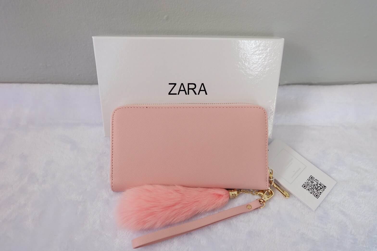 รุ่นขายดี รีสต้อคแล้วคะ! ZARA WALLET BAG กระเป๋าตังค์สีลูกกวาดแบรนด์ชั้นนำซาร่าวอลเลท ด้านในมี 3 ช่อง 1 ซิป แยกใส่ของจุกจิกได้ มีช่องใส่บัตรได้เยอะ อะไหล่ทอง พร้อมสายคล้องมือ ใส่ไอโฟน 6 ได้ค่า ห้ามพลาดเชียวน้า