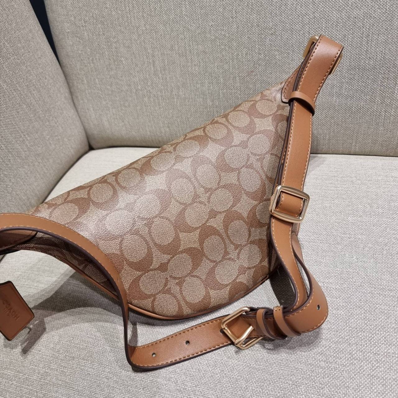 COACH F48740 BELT BAG IN SIGNATURE CANVAS กระเป๋าคาดอกทรง Unisex ที่ขายดีถล่มทลาย!! ขายได้ตลอดปี!! สวยเท่ทุกสี วัสดุหนังแคนวาสเคลือบคุณภาพดี ทนทาน ใช้งานง่าย ภายในเป็นช่องโล่ง เหมาะสำหรับคนที่ชอบพกอะไรง่ายๆ รับรองตอบโจทย์น้า