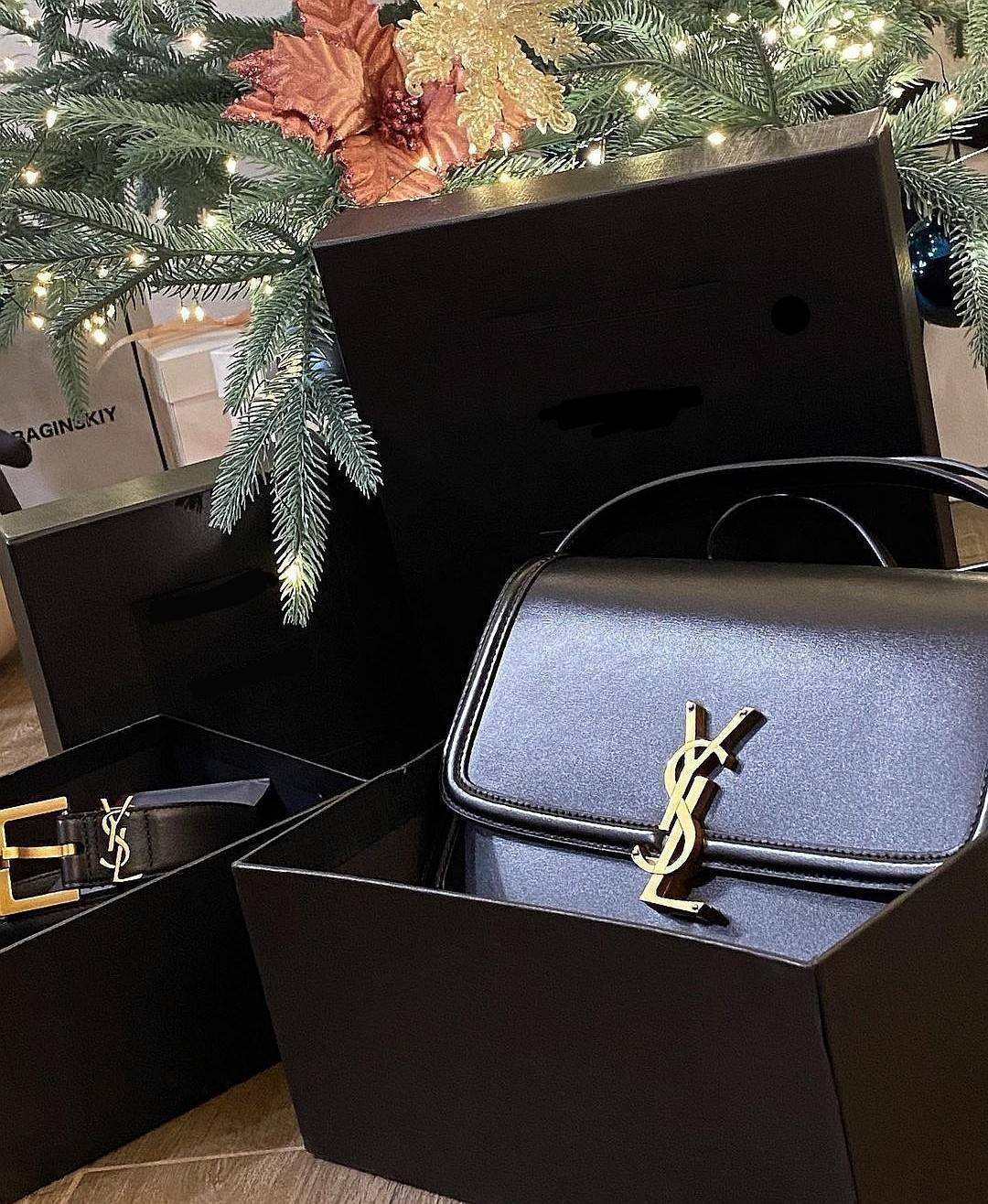 VIP YVES SAINT LAURENT YSL CROSSBODY BAG VIP / YSL Solferino Bag วัสดุหนังแท้ Calfskin ทรงสี่เหลี่ยมหนังสวยหรูอยู่ทรงเปิดปิดด้วยฝาปิดโลโก้แบรนด์อะไหล่ทอง ภายในโล่งมีช่องหลัก และช่องย่อยสามารถใส่มือถือของใช้จุกจิกได้เยอะ สายสะพายหนังยาวปรับระดับได้จะสะพายไ