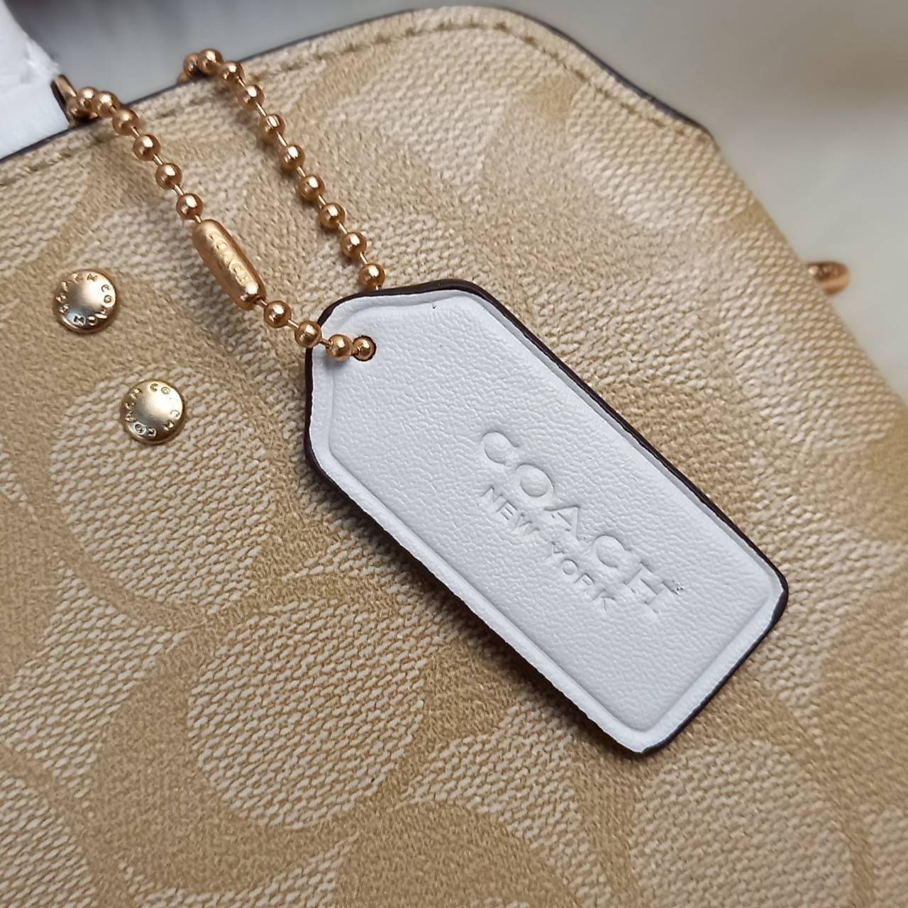 หัวใจจะวาย!! ละมุนมาก ลุคคุณหนูสุดๆ COACH MINI LILLIE CARRYALL (COACH F91494)🌺 ใช้ดีจนต้องบอกต่อ อีกแล้วจ้า ใครๆก็ถามหา😍>>>ทรงถัง รุ่นใหม่ 10 นิ้ว ขนาดกำลังดี เหมาะมือมาก มี 3 ช่องด้านใน ช่องกลาง เปิด-ปิด ด้วยซิป ส่วน 2 ช่องด้านข้