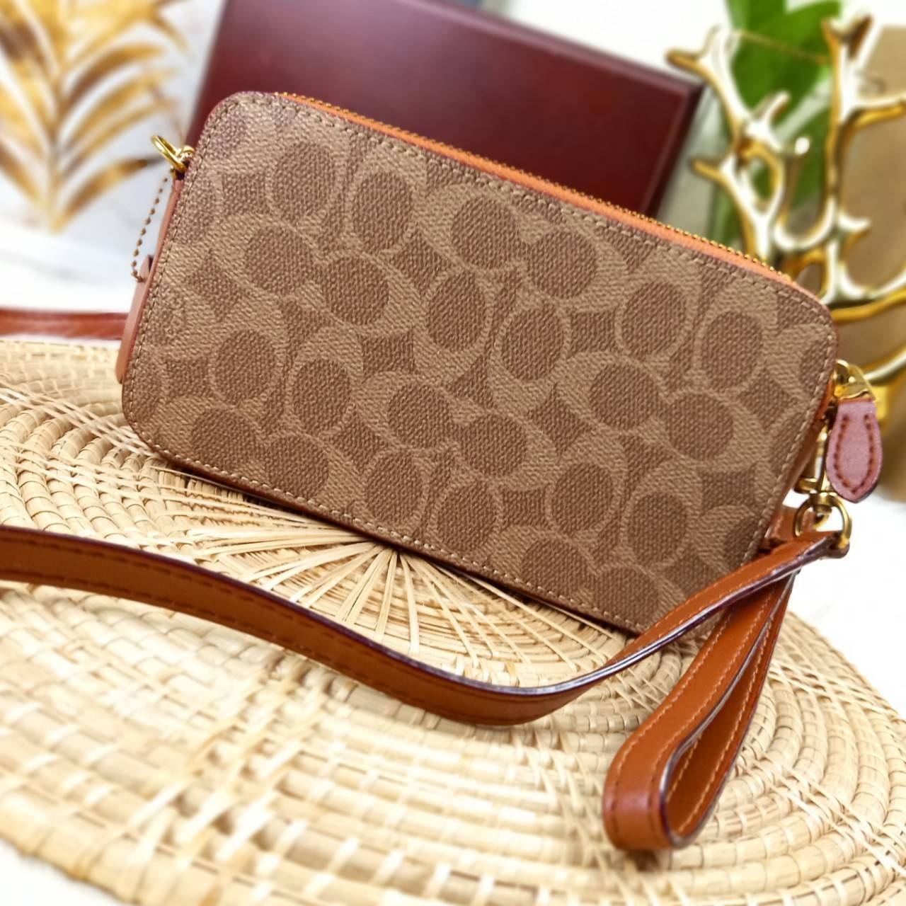 COACH KIRA CROSSBODY IN SIGNATURE CANVAS (COACH F89399)🍁เหมาะมือมาก หยิบใช้ง่ายสบายเลย🌈//รุ่นนี้ จะถือ จะคล้องมือ สะพายคลอสบอดี้ ได้หลายลุค จัดวางตามต้องการได้เลย // มีสายคล้องมือ และสายยาว สามารถถอดได้ทั้ง 2 สาย //เปิด-ปิดด้วยซิป มี2 ช่อง