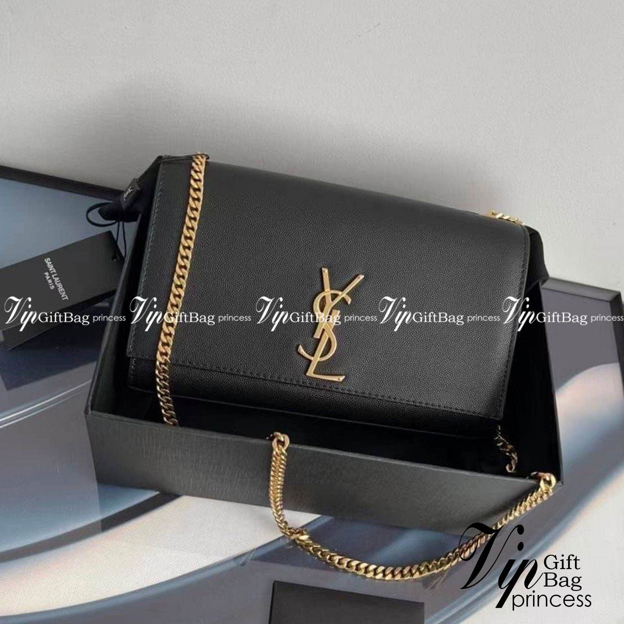 YSL kate medium chain bag in grain de poudre embossed leather 24cm กระเป๋าสะพายแบรนด์หรู รุ่นฮิตลอดกาล งานสวยดูดีมีระดับ ปั้มทุกจุด ขนาดกระทัดรัดกำลังดี มาพร้อมาสะพายโซ่ยาว เลื่อนปรับเป็น 2 แถว เพื่อสะพายเป็นสายสั้นได้ ด้านในโล่งกว้าง ใส่กระเป๋าสตางค์ใบยา