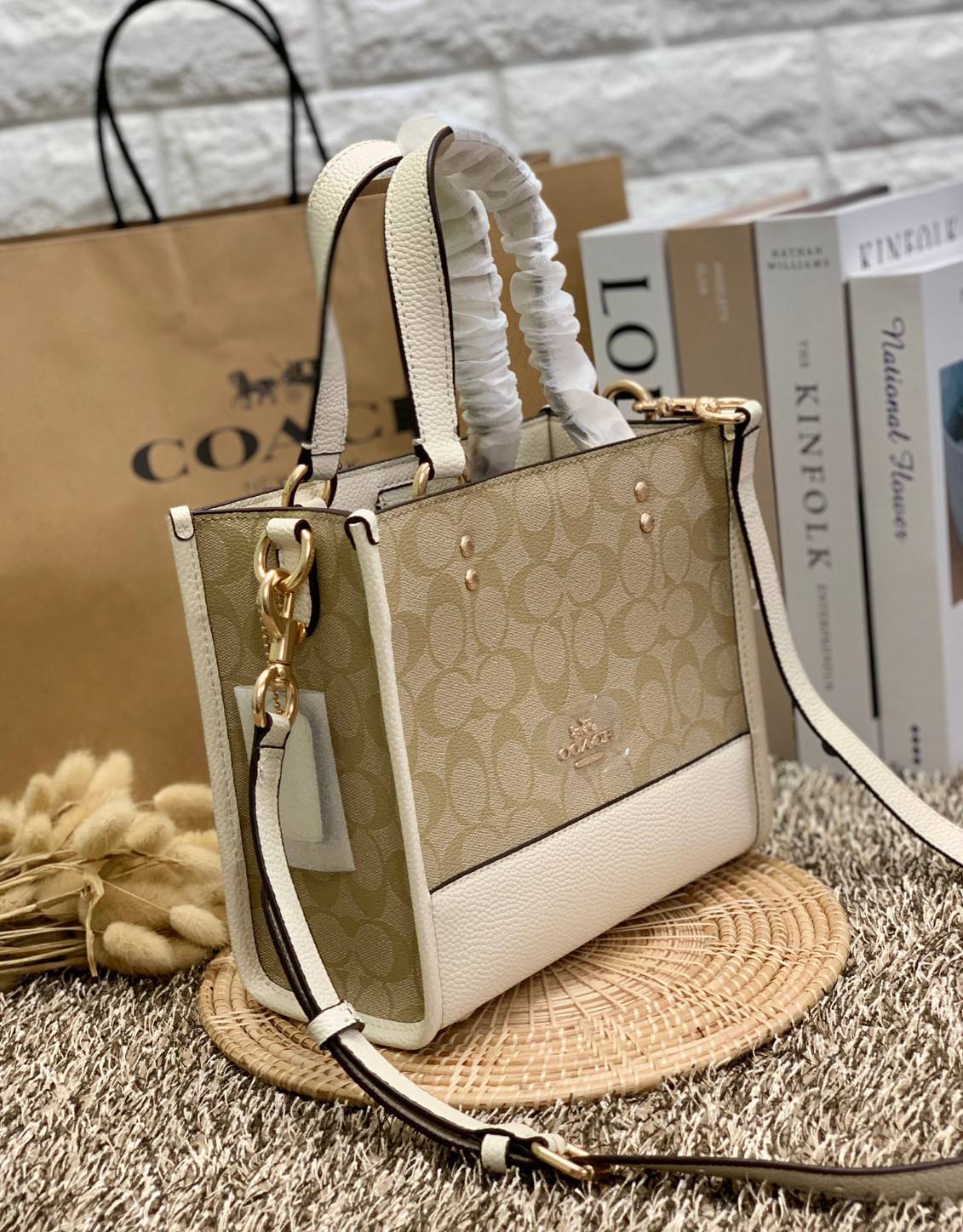 น่าใช้มากๆ สวยเกินราคาไปเลยจร้าา😘 COACH FIELD TOTE 22 SMALL BAG ((C5122)) พร้อมส่งความสวยที่ไทยค่ะ! กระเป๋าหิ้วหรือสะพายข้างได้ หนังแท้นิ่ม ใบจริงสวยมากๆเลยค่ะ ปากกระเป๋าแบบกระดุมแม่เหล็ก ภายในกว้างใส่ของจำเป็นของสาวๆได้เยอะเลย มีช่องซิปและช่องเล็