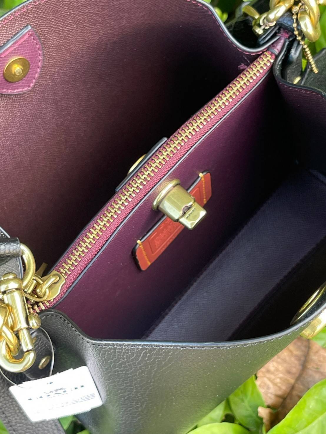 Coach Willow Bucket Bag In Colorblock รุ่นใหม่สุดปัง เป็นกระเป๋าสไตล์ใช้ได้ทุกวัน จุของได้เยอะและน้ำหนักเบา ไซส์กลางใช้หนังลายกรวด มีช่องใส่ของ 2 ช่องและมี 1 ช่องซิปตรงกลางไว้สำหรับใส่ของสำคัญ เปิดปิดแบบ turnlock ถือคล้องแขนหรือสะพายไหล่หรือสะพายข