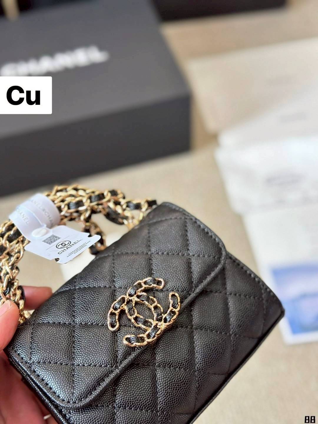Chanel Caviar Mini Kelly Bag กระเป๋าถือทรงสวยไซส์มินิน่ารัก พร้อมหูจับและโลโก้หน้าร้อยโซ่สีทองสวยโดดเด่น ดีไซน์เรียบ หรูหรา สะพายแล้วขับผิวมากๆ