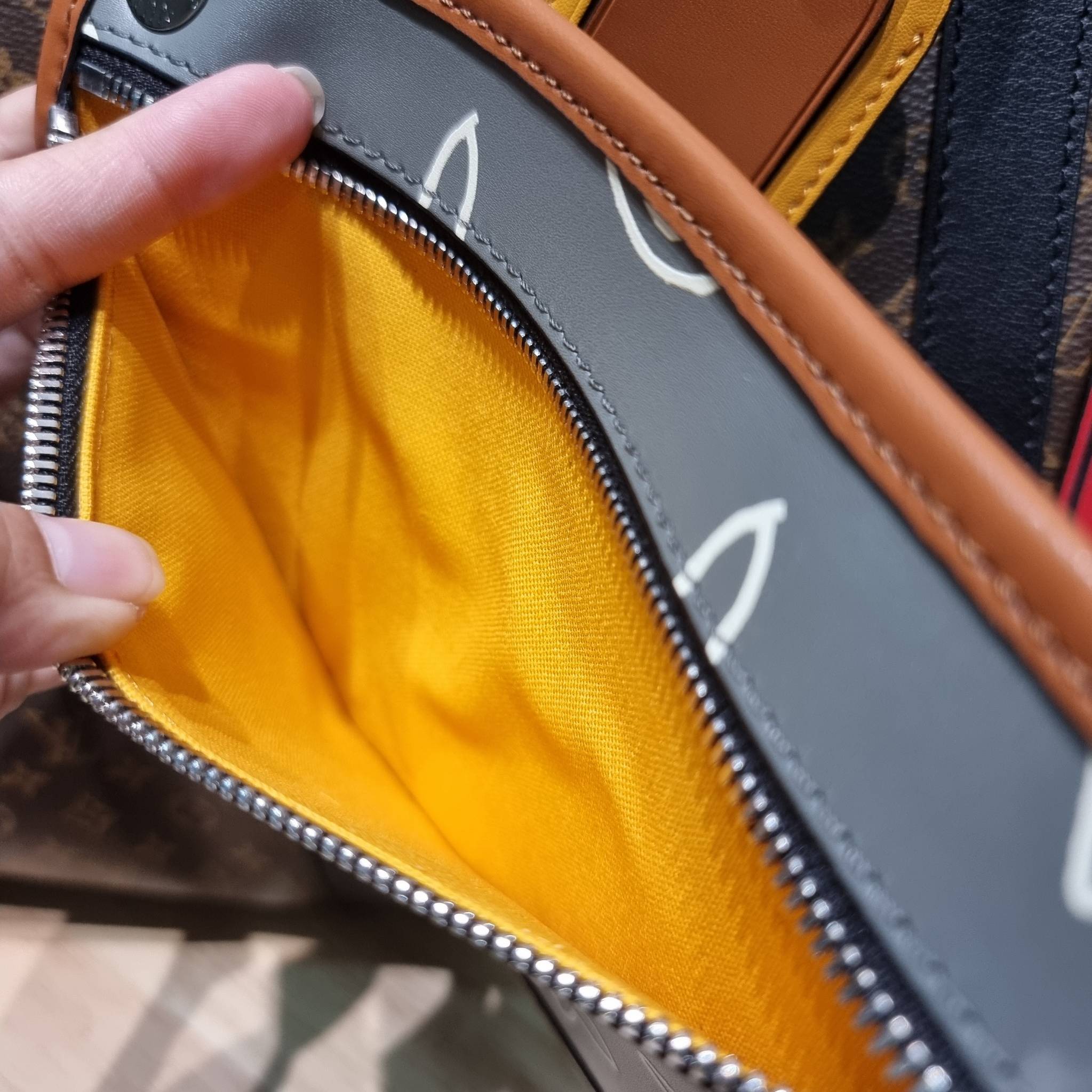 LV KEEPALL BANDOULIERE กระเป๋าเดินทางสุดชิค ที่ทำให้การเดินทางไม่ธรรมดาอีกต่อไป ด้วยลูกเล่น patch แท็กห้อย และใบลูก ที่จัดมาให้ได้เก๋ๆ ไม่ซ้ำใคร วัสดุหนังแคนวาสคุณภาพดี ดีไซน์ลวดลายโมโนแกรมเอกลักษณ์ ซิปมีตัวล็อคไว้ให้แน่นหนา มีสายสะพายครอสให้ ภายในโล่งกว้