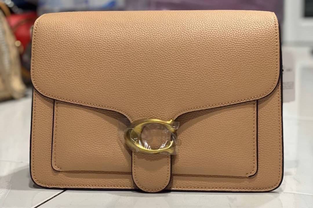 OUTLET 】COACH Tabby Shoulder Bag พร้อมส่งที่ไทย A modern take on an archival 1970s Coach design, our structured Tabby shoulder bag is crafted in polished pebble leather. Finished with our Signature hardware for an iconic touch, the versatile silhouette fe