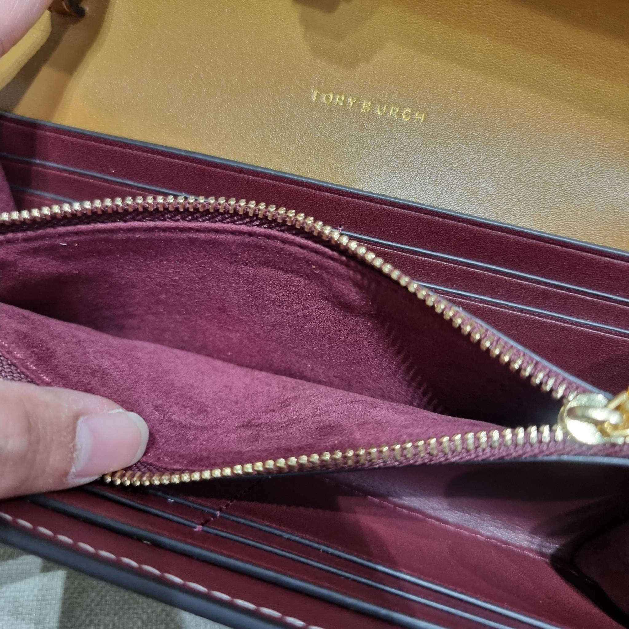 TORY BURCH T MONOGRAM JACQUARD CROSSBODY WALLET best seller ของคอลเลคชั่นนี้ ต้องไม่พลาด กับกระเป๋าสะพายกึ่งกระเป๋าสตางค์ ที่ช่วยให้ชีวิตง่ายขึ้น วัสดุผ้า jacquard ตัดสลับหนังแท้ เปิด-ปิดแบบฝาปิดแม่เหล็ก ภายในใส่ธนบัตรได้ มีช่องใส่บัตร และยังมีช่องซิปอีกด