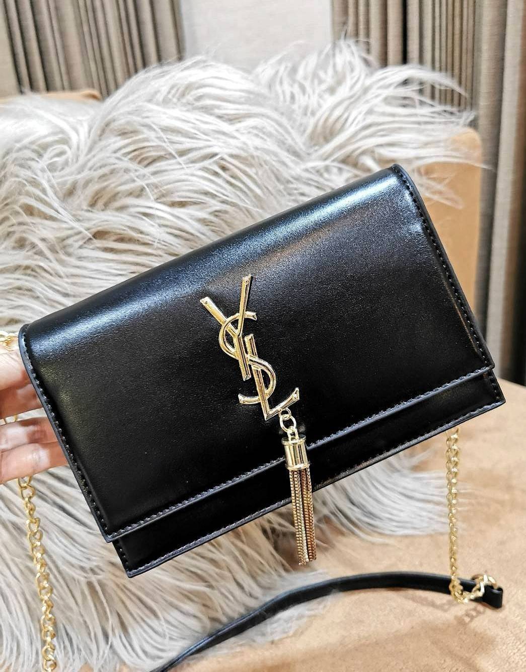 VIP 】YVES SAINT LAURENT YSL BAG VIP GIFT WITH PURCHASE GWP พรีเมี่ยมกิ้ฟ Limited จาก YSL DUTY FREE COUNTER ดีไซน์ทรงสี่เหลี่ยมหนังเรียบสวยอยู่ทรงเปิดปิดด้วยฝาปิดกระดุมด้านหน้าประดับโลโก้แบรนด์อะไหล่ทองพร้อมโซ่ห้อยฟรุ้งฟริ้ง ภายในโล่งสามารถใส่มือถือ กระเป๋