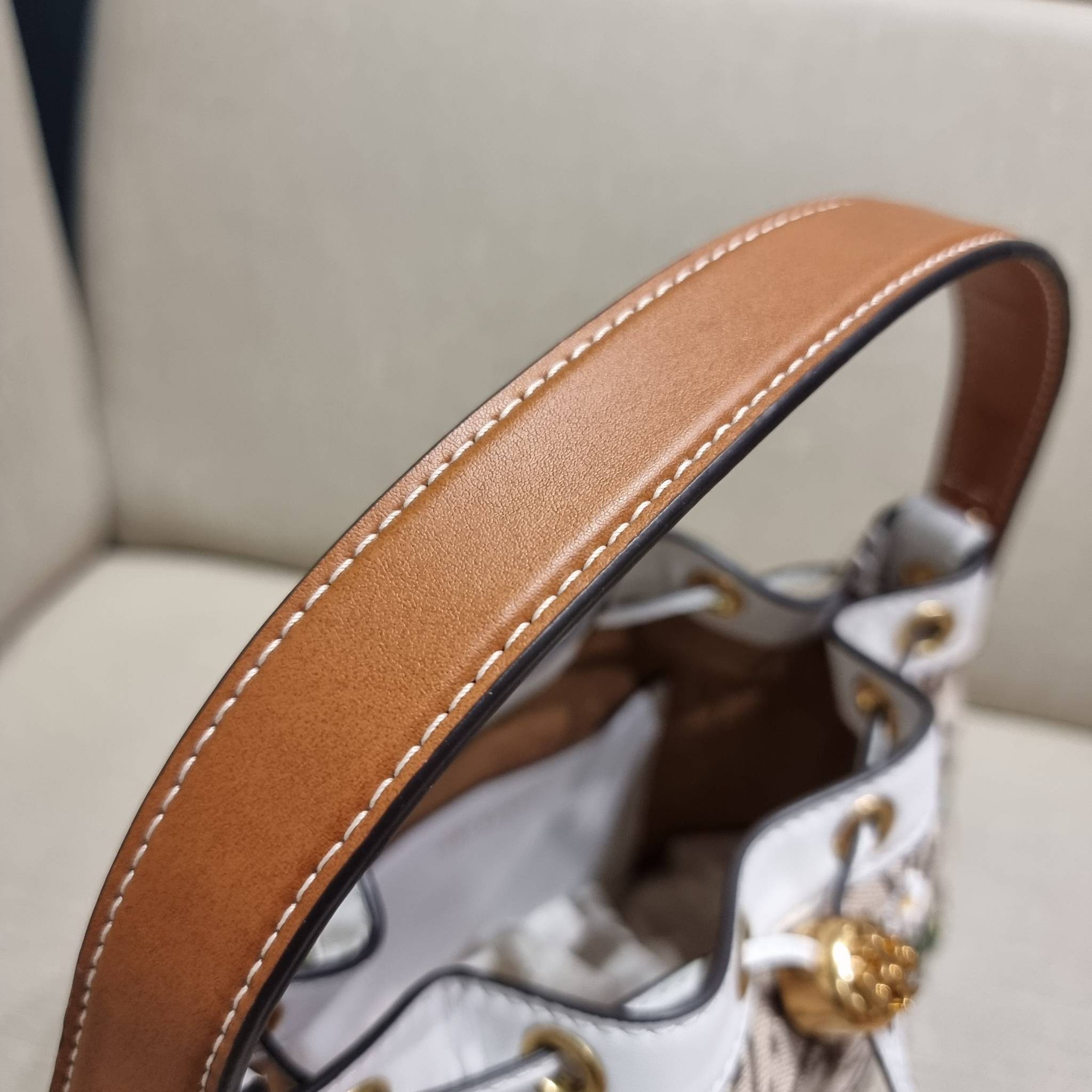 TORY BURCH T MONOGRAM JACQUARD EMBROIDERED BUCKET แรร์ไอเท็มรุ่นยอดฮิต ใบใหญ่ไซส์กำลังดี!! ที่สุดของรุ่นที่ตามหา!! สวยสุดกับดีไซน์ลายปัก ที่ดูแพง!! กระเป๋าบัคเก็ตทรงสวย ที่ดาราเซเลปใช้กันมากมาย ในราคาที่จับต้องได้ โดดเด่นด้วยลวดลายเอกลักษณ์ และลายปักธรรมช