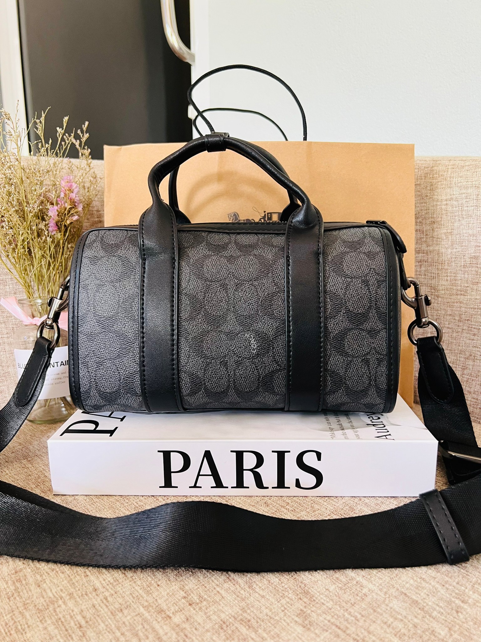 COACH GOTHAM DUFFLE 24 IN SIGNATURE CANVAS CA186 กระเป๋าทรงหมอนรุ่นใหม่สุด 2022 รุ่นนี้สามารถใช้ได้ทั้งชายหญิง หนังแท้อย่างดี นิ่มทรงสวย มากๆค่ะ เปิด-ปิดกระเป๋าแบบซิปคู่ด้านบนมีกระดุมรวบหูหิ้วให้ด้วยนะคะ ภายในกระเป๋าสามารถใส่สัมภาระที่จำเป็นในชีวิตประจำวั