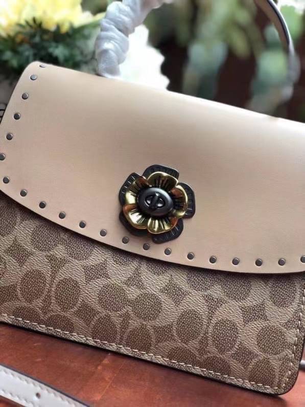 Coach Parker Top Handle In Signature Canvas With Rivet สินค้าใหม่ทรงน่ารัก ใช้แล้วดูแพงมากกก มีช่องใส่ขนาดกว้าง ใส่ของได้จำนวนมาก แถมยังสามารถถือเก๋ๆ แบบคุณนาย หรือสะพายเป็น crossbody ก็ได้ โดดเด่นด้วยลายsignature coach ใครยังไม่มีห้ามพลาดดดเลยนะ ของสวยจร