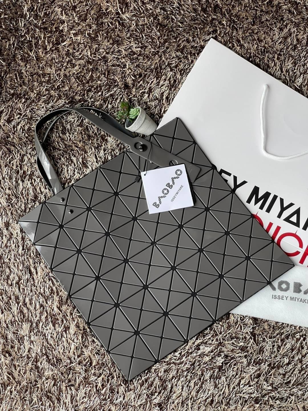 Baobao Issey Miyake 6x6 กระเป๋า Tote รุ่นนี้ถือว่าเป็นกระเป๋า Tote ไซส์กลางที่เหมาะกับการพกพาสิ่งของที่จำเป็นในทุก ๆ วัน มาพร้อมสายที่สามารถปรับได้ทั้งสองสาย และมีช่องใส่ของช่องเล็กด้านใน 1 ช่อง จุของได้เยอะแถมยังทนทาน ใช้เป็น Everyday Bag ได้เลยคะ พกพาสะ