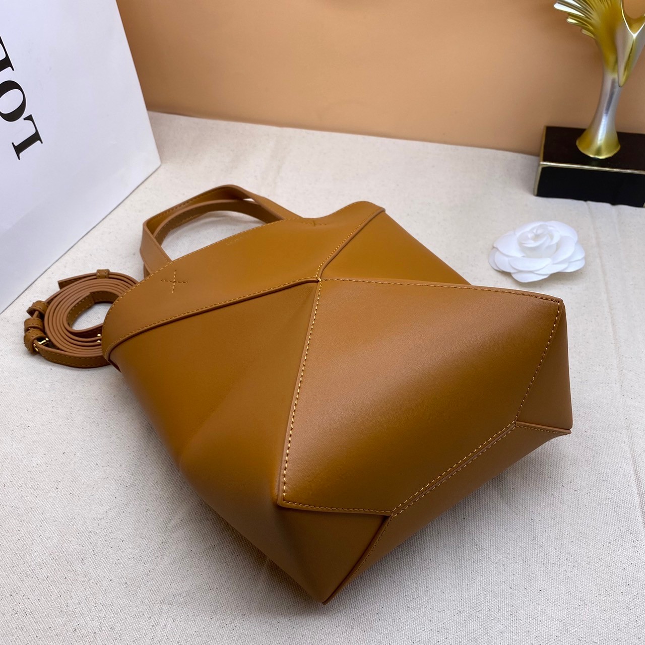 LOEWE Mini Puzzle Fold Tote in shiny calfskin / LOEWE TOTE BAG 18cm พร้อมส่ง กระเป๋าทรงโท้ท ขนาดมินิ ใช้งานง่ายเรียบหรู จุของได้เยอะ หนังเรียบสวยอยู่ทรงมาพร้อมสายสะพายยาวถอดได้ พับเก็บได้เป็นเอกลักษณ์