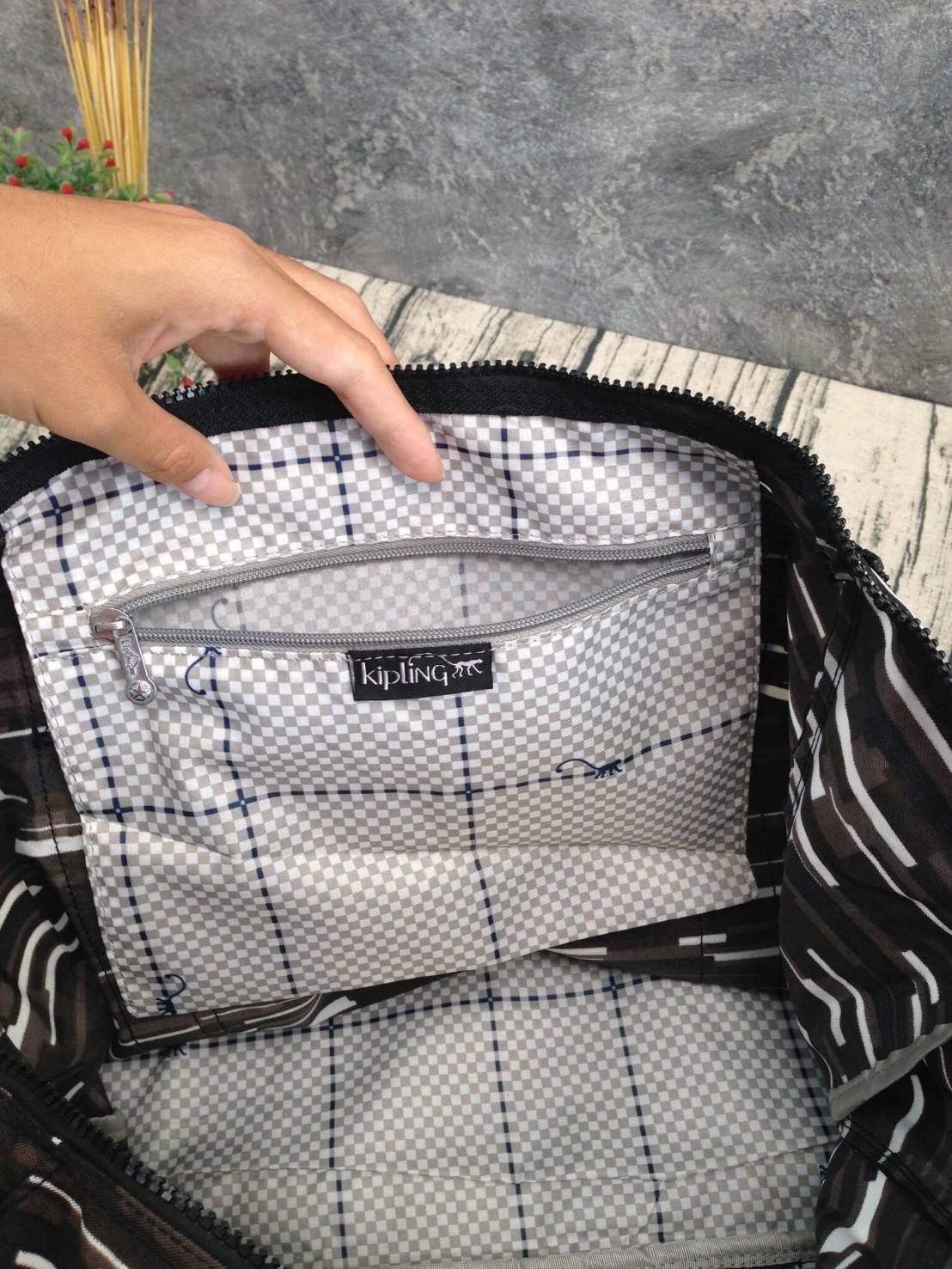 🎄NEW! KIPLING ART M (LARGE) รุ่นใหม่ล่าสุด ชนช็อปใบใหญ่จุใจวัสดุ Cotton+Polyester 100% สามารถรูดซิปมุมกระเป๋าเปลี่ยนทรงได้ไม่จำเจ หูหิ้วสะพายไหล่ได้ มือจับหูหิ้วเป็นหนังปั้มโลโก้ พวงกุญเเจลิงถอดเเยกใช้ได้ เปิดปิดด้วยซิป มีช่องซิปด้านหน้าและหลังหัว