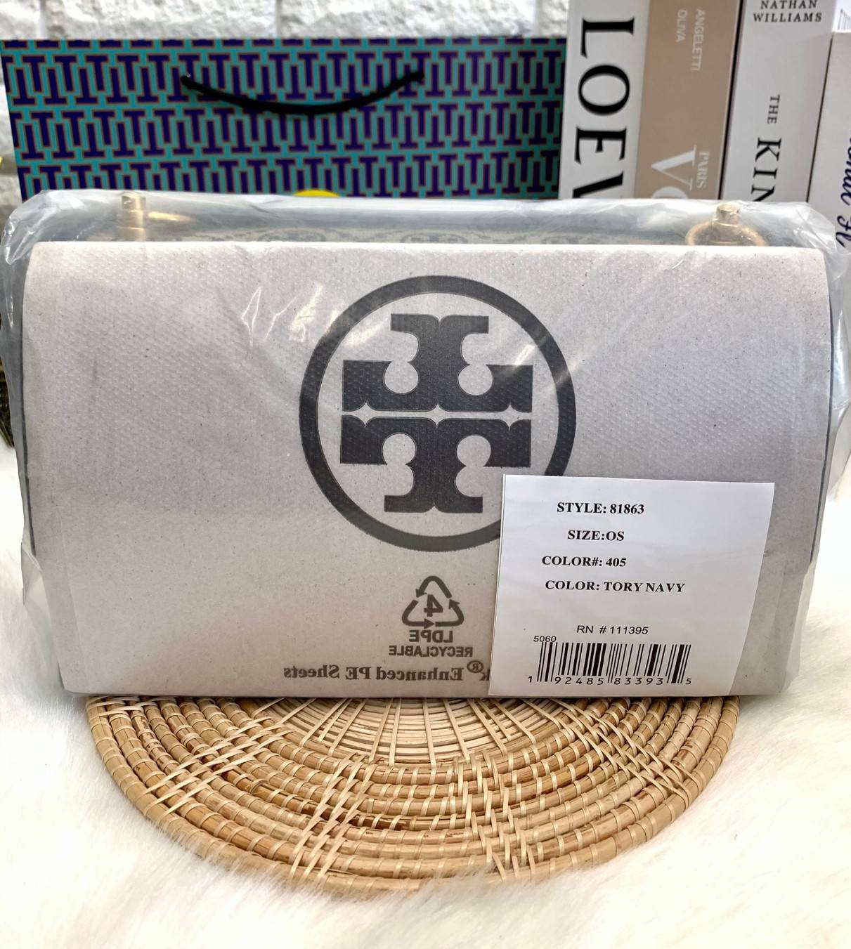 คุณภาพจัดเต็มกันเลยค่าา😘Tory Burch T Monogram Jacquard Shoulder Bag ห้ามพลาด! กระเป๋าสะพายแบบครอสบอดี้ร์ วัสดุJacquard+หนังแท้ชั้นดี ได้ลงตัวสวยงาม รูปแบบร่วมสมัยตามแบบฉบับแบรด์ได้ดีทีเดียวค่ะ! เปิดปิดกระเป๋าแบบอะไหล่แบรนด์ล็อคแม่เหล็ก