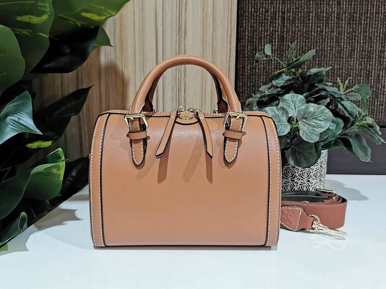 TORY BURCH FACTORY BOSTON BAG กระเป๋าถือหรือสะพายรุ่นใหม่ล่าสุดจาก TORY BURCH FACTORY วัสดุ Calf Skin หนังเรียบสวยอยู่ทรงดีไซน์โดดเด่นทรง Boston เปิดปิดด้วยซิปสะดวกใช้ขนาดกำลังดีใส่กระเป๋าสตางค์ยาว มือถือของใช้ได้เยอะ หูหิ้วจับถนัดมือสายสะพายยาวถอดปรับได้