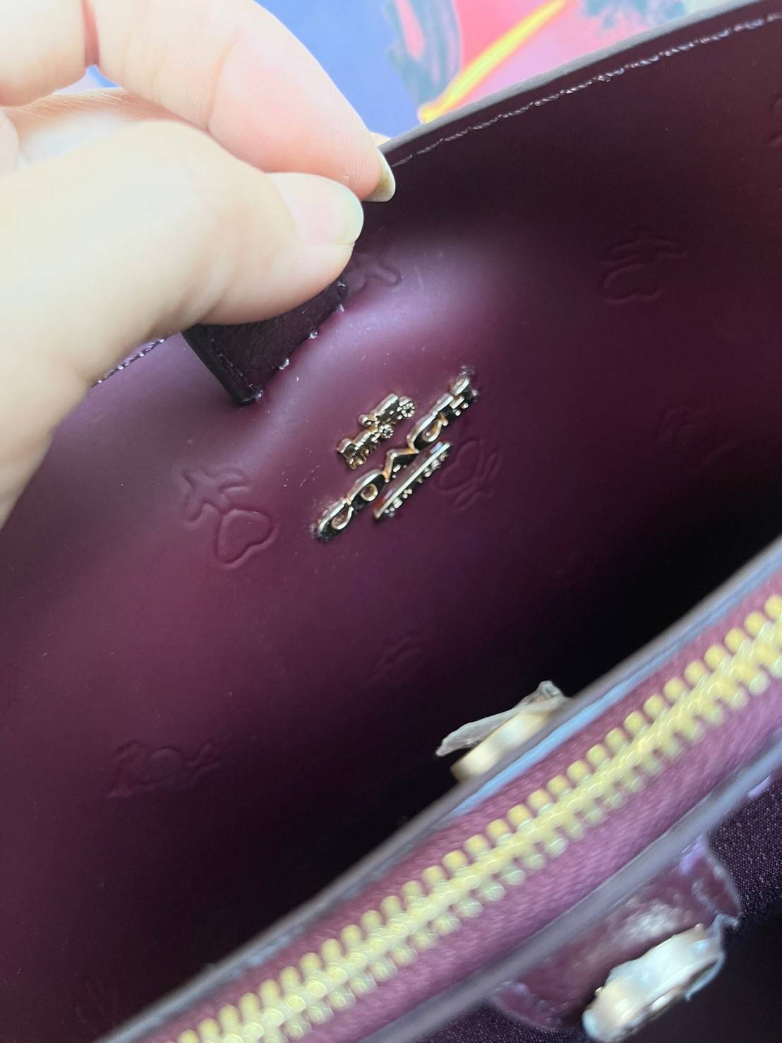 OUTTLET 】COACH SMALL TOWN BUCKET BAG IN SIGNATURE WITH Heart floral print สำหรับสาวแฟชั่นที่ชอบรายละเอียดชิคๆ ดีไซน์สุดเก๋ แนะนำเลยสำหรับกระเป๋าทรงบักเก็ตใบนี้ เชื่อว่าสาว ๆ หลายคนชื่นชอบ เป็นไอเทมที่สามารถแมทช์ได้กับเสื้อหลากหลายสไตล์ บรรจุของได้เยอะโดยท