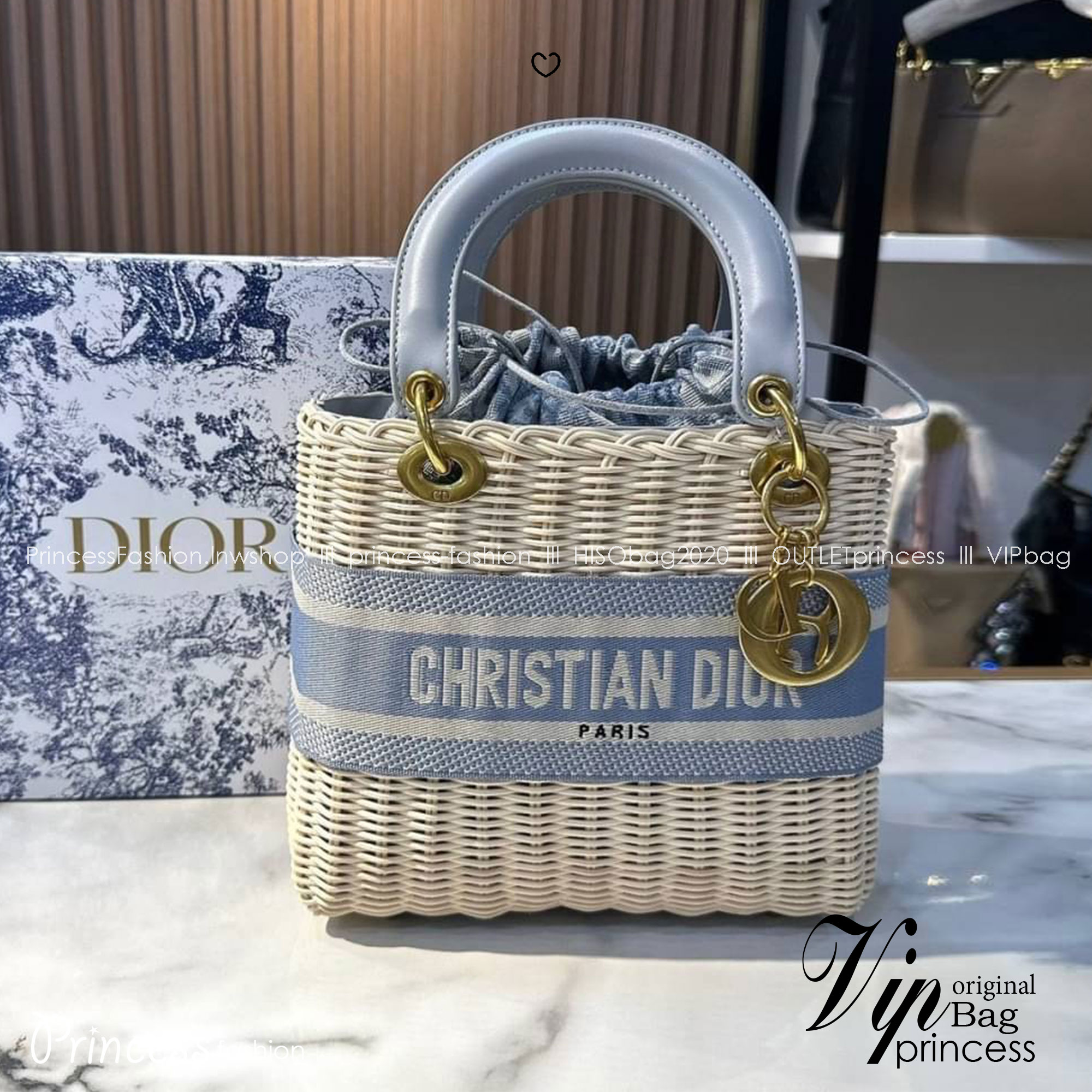 DIOR Lady Natural Wicker Bag กระเป๋าสะพายงานสาน พร้อมผ้าผูกด้านในสวยงามทรงเสน่ห์ จะถือหรือสะพายข้างด้วยสายสปอร์ตก็สวยเลิศ โดดเด่นกว่าใคร งานสวยเกินราคา คุ้มที่สุดในย่านนี้บอกเลย!!