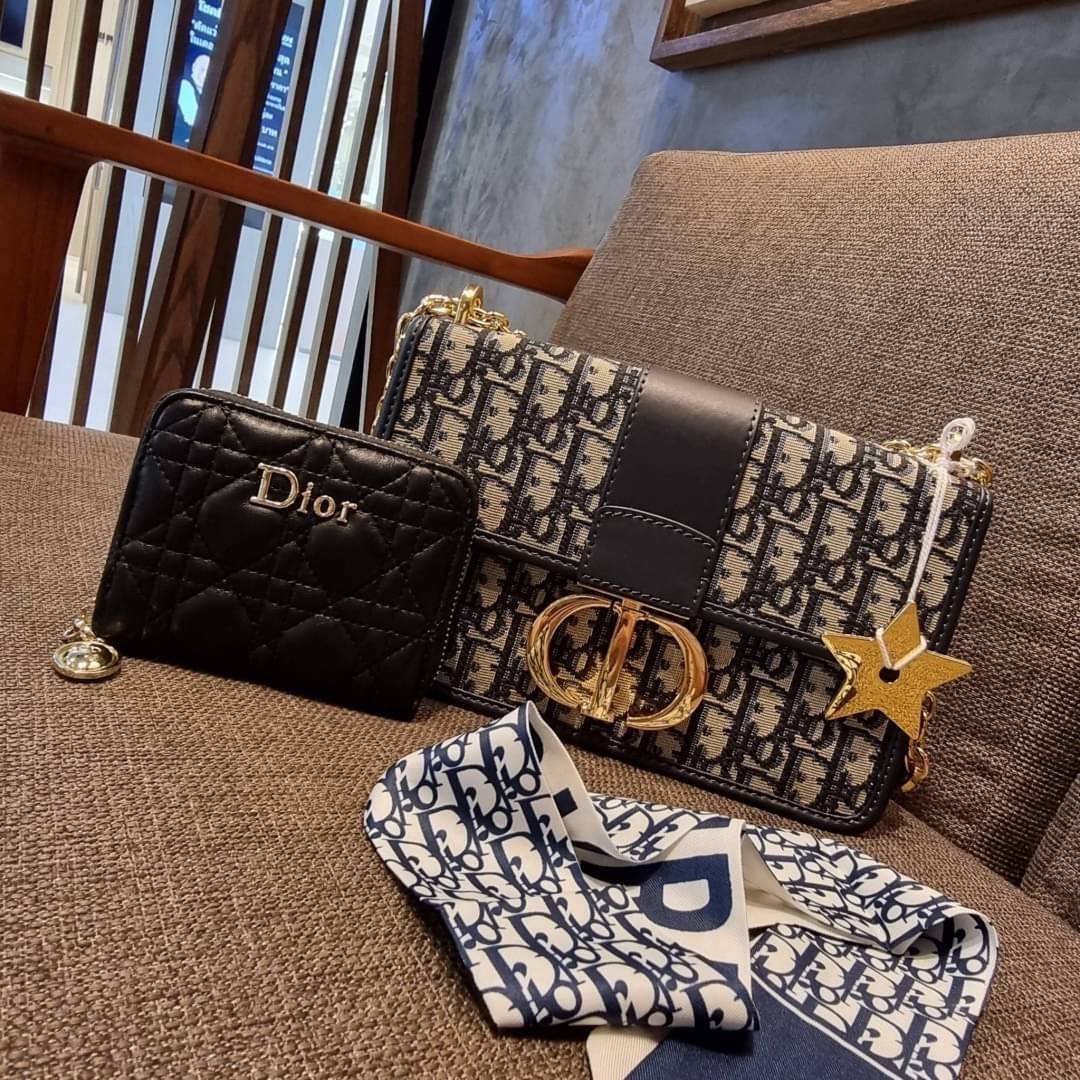 DIOR SET BAG / DIOR 30 Montaigne Bag / CD LIMITED EDITION GIFT BOX WITH GOLD STAR BOUTIQUE SET พร้อมเสิร์ฟครบชุด แรร์ไอเท็ม ที่ถูกรวมไว้ในหนึ่งเดียว กับ gift box limited จัดให้ทั้งกระเป๋าสะพายสุดหรู กระเป๋าสตางค์ใบสั้นรุ่นคลาสสิค ribbon เข้าเซ็ท และ gold 