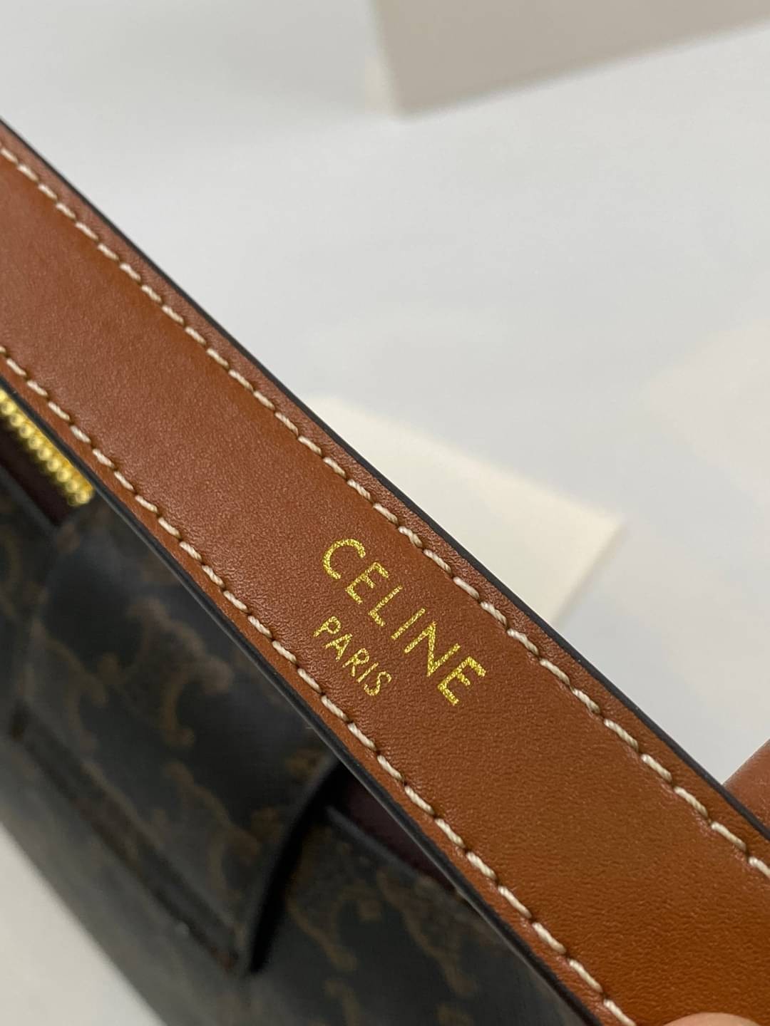 CELINE AVA TRIOMPHE SOFT BAG IN TRIOMPHE CANVAS AND CALFSKIN / CELINE SHOULDER BAG รุ่นใหม่ล่าสุดดีไซน์สวยหรู หนังสวยอยู่ทรง ภายในโล่งกว้างและจุสามารถใส่มือถือ กระเป๋าสตางค์ ของใช้ได้เยอะ