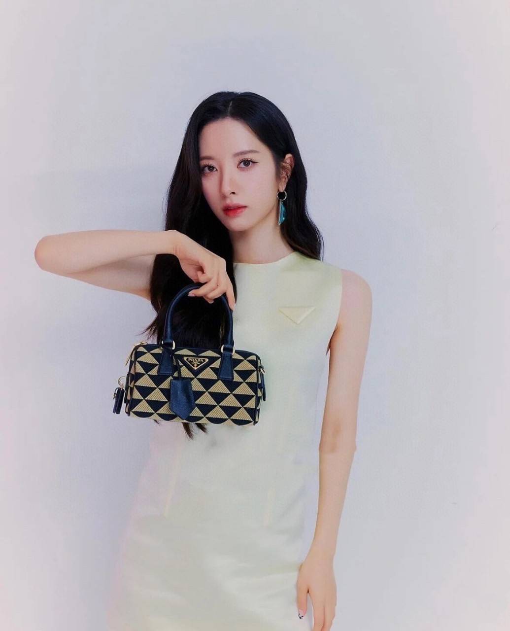 PRADA Symbole embroidered fabric top-handle bag พร้อมส่งรุ่นใหม่ มาแรง กับทรงหมอนอยู่ทรงสวย สาวๆห้ามพลาดเลยค่ะใบนี้ วัสดุทำจากผ้าแคนวาส