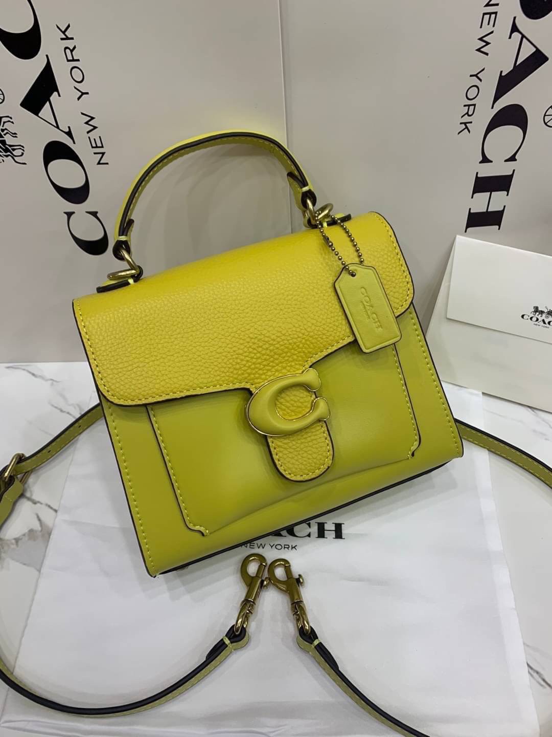 COACH TABBY TOP HANDLE 20 พร้อมส่งที่ไทยค่ะ! กระเป๋าหิ้ว//สะพายข้างได้ หนังแท้อย่างดี กหนึ่งใบทำหนังสองลายได้อย่างสวยงาม พร้อมโลโก้รุ่นใหม่ล่าสุดดูดีมากๆค่ะ เปิดปิดกระเป๋าแบบกดล็อค ภายในมีช่องหลักสองช่อง ใส่มือถือได้ทุกรุ่น;กระเป๋าเงินใบกลางได้;ของจำเป็นจ