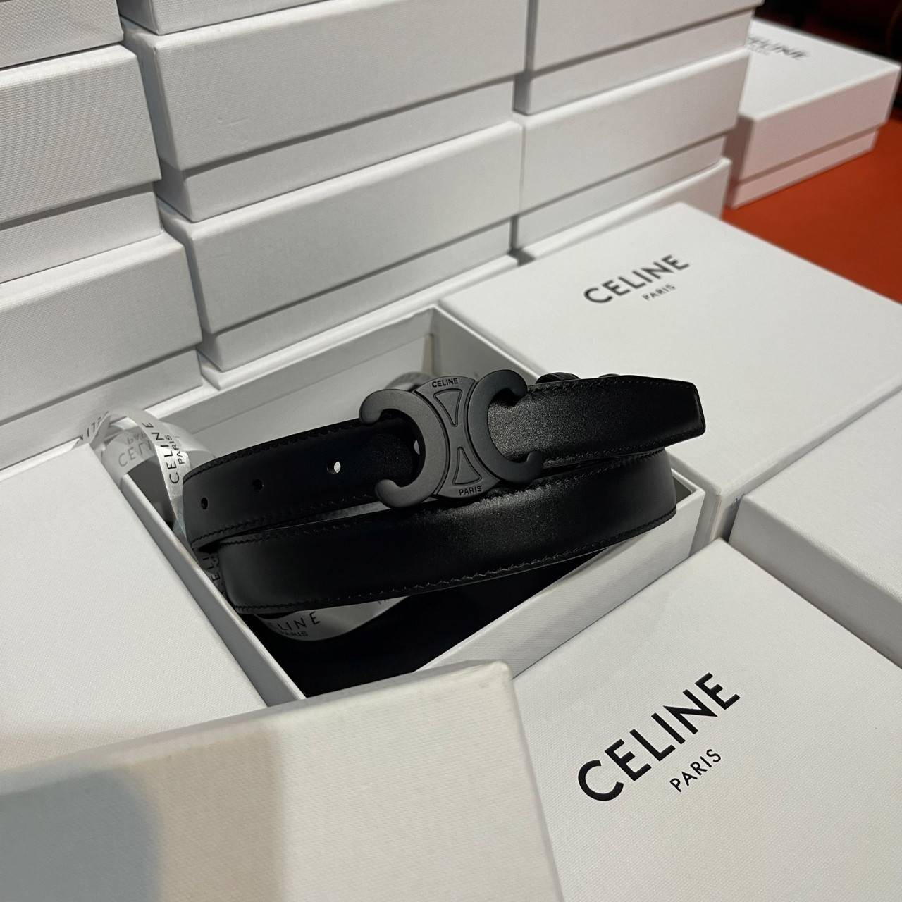หนังแท้ Ori CELINE BELT LOGO 25MM / Celine Vintage Logo Leather Belt ออริจินอลเกรด สีดำสุดคลาสสิก รุ่นนี้สวยมากหนังดีมากแบบเทียบแท้หนังนิ่มมาก ทำจากหนังแท้ งานละเอียด ตัตเย็บสวยงาม หนังดีถอดแบบมาจากของแท้ หัวเข็มขัดโลโก้แบรนด์แบบ 3D Vintage สีดำ ปั้มโลโก้