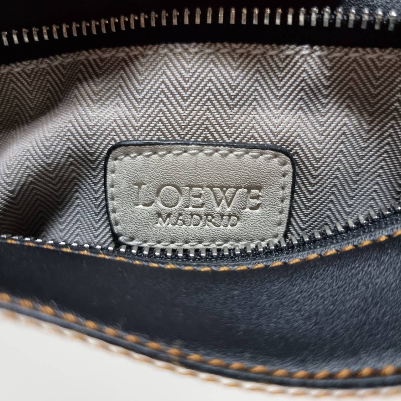 พรีเมี่ยมกิ๊ฟแท้ 100% 】LOEWE PUZZLE BAG IN CLASSIC เป็นอีกแบรนด์ที่ดีไซน์เป็นเอกลักษณ์ โดดเด่น สวยหรูทุกรุ่น!! กระเป๋าสะพายข้างทรงกล่อง สไตล์พัซเซิล ให้ฟีลลิ่งเหมือนตัวต่อคละสี ดูดีได้ทุกที่แค่มีใบนี้