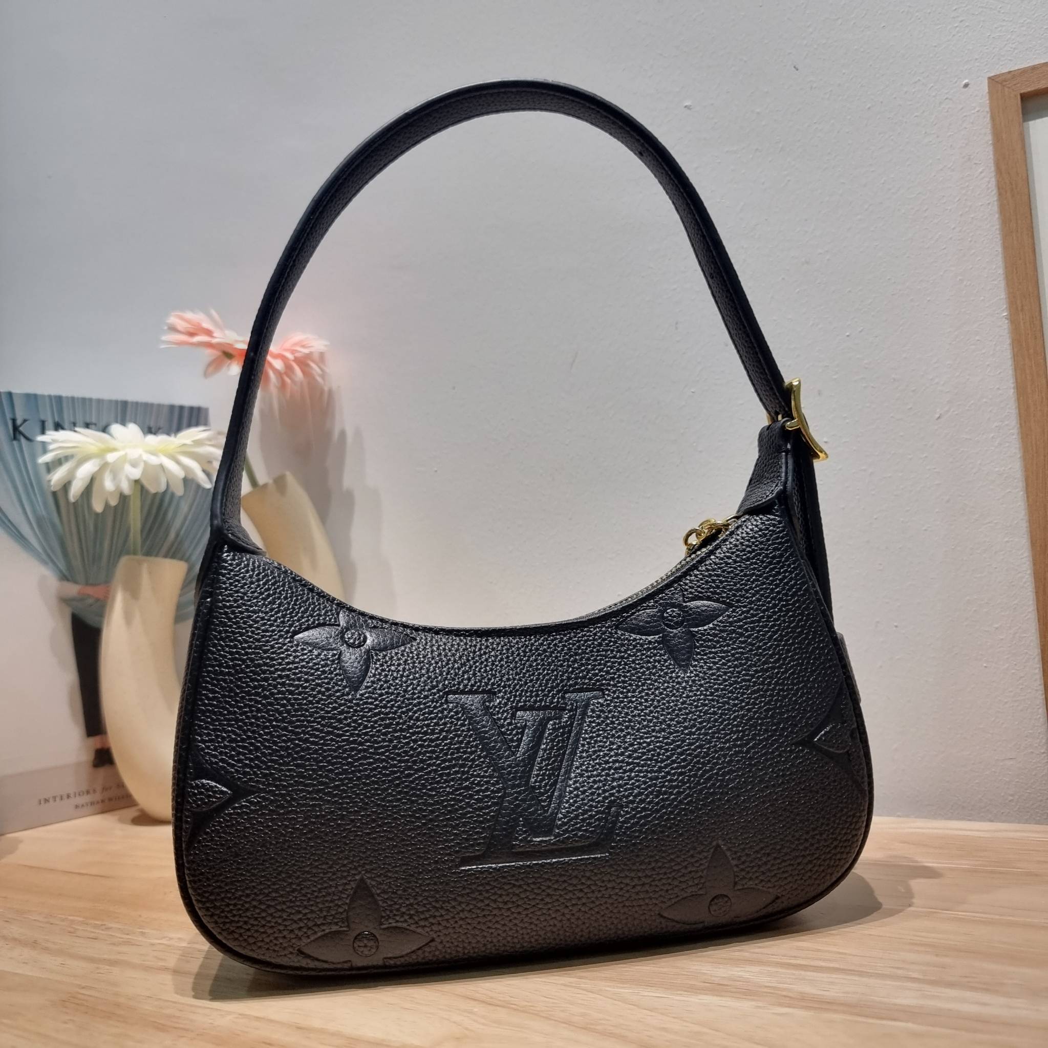 LV Mini Moon Monogram Empreinte Leather ใหม่ล่าสุด สวยสับ สวยตัวแม่ ไอเท็มเก๋ๆ ใบเดียวก็เลิศ กับกระเป๋าสะพายทรงพอช ขนาดกำลังน่ารัก พกพาง่าย รูดใช้งานสะดวกด้วยซิป ภายในเป็นช่องโล่ง มีช่องซิป ส่วนสายสะพายปรับสั้นยาวได้ตามเหมาะสม ดูดี ดูแพงทุกสี