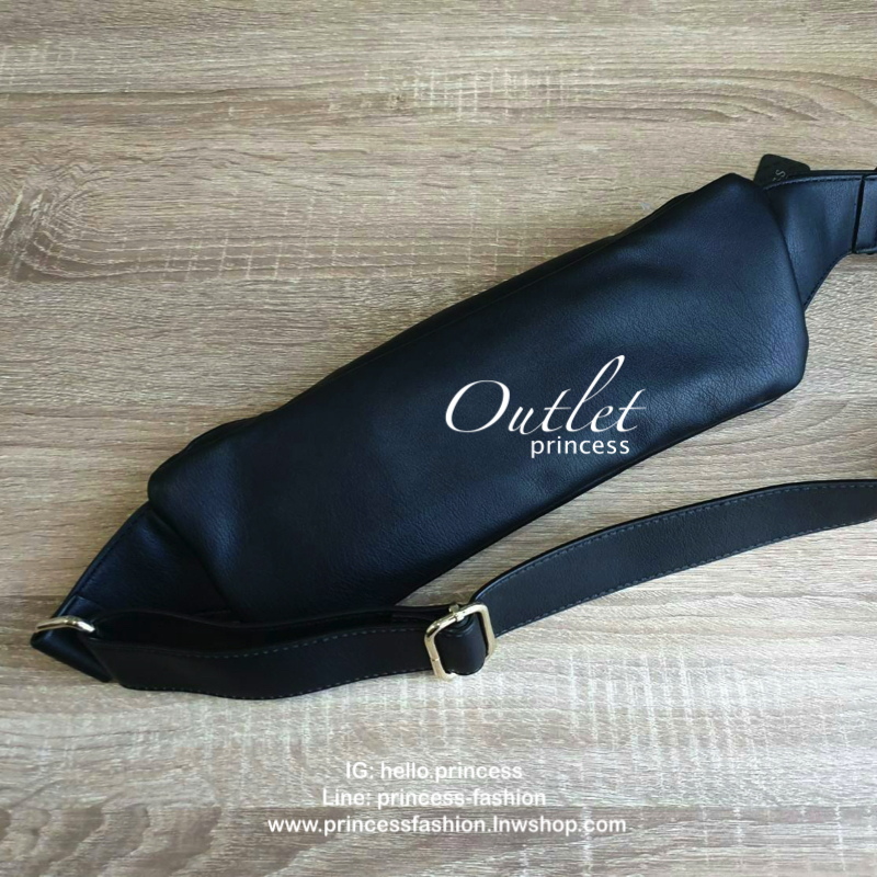 GUESS URBAN SPORT SAVOY BLACK BELT BAG กระเป๋าหนังเรียบสวยคาดเอว/อก ทรงสปอร์ตสีดำ ด้านหน้าและด้านในติดโลโก้แบรนด์สีทอง เปิดปิดด้วยซิป มี 1 ช่องซิปหน้า ภายในกระเป๋าโล่งกว้าง มีอีกหนึ่งช่องซิปเล็ก สามารถใส่มือถือได้ทุกรุ่น จุของได้เยอะ รับรองถูกใจสาวๆแน่นอน