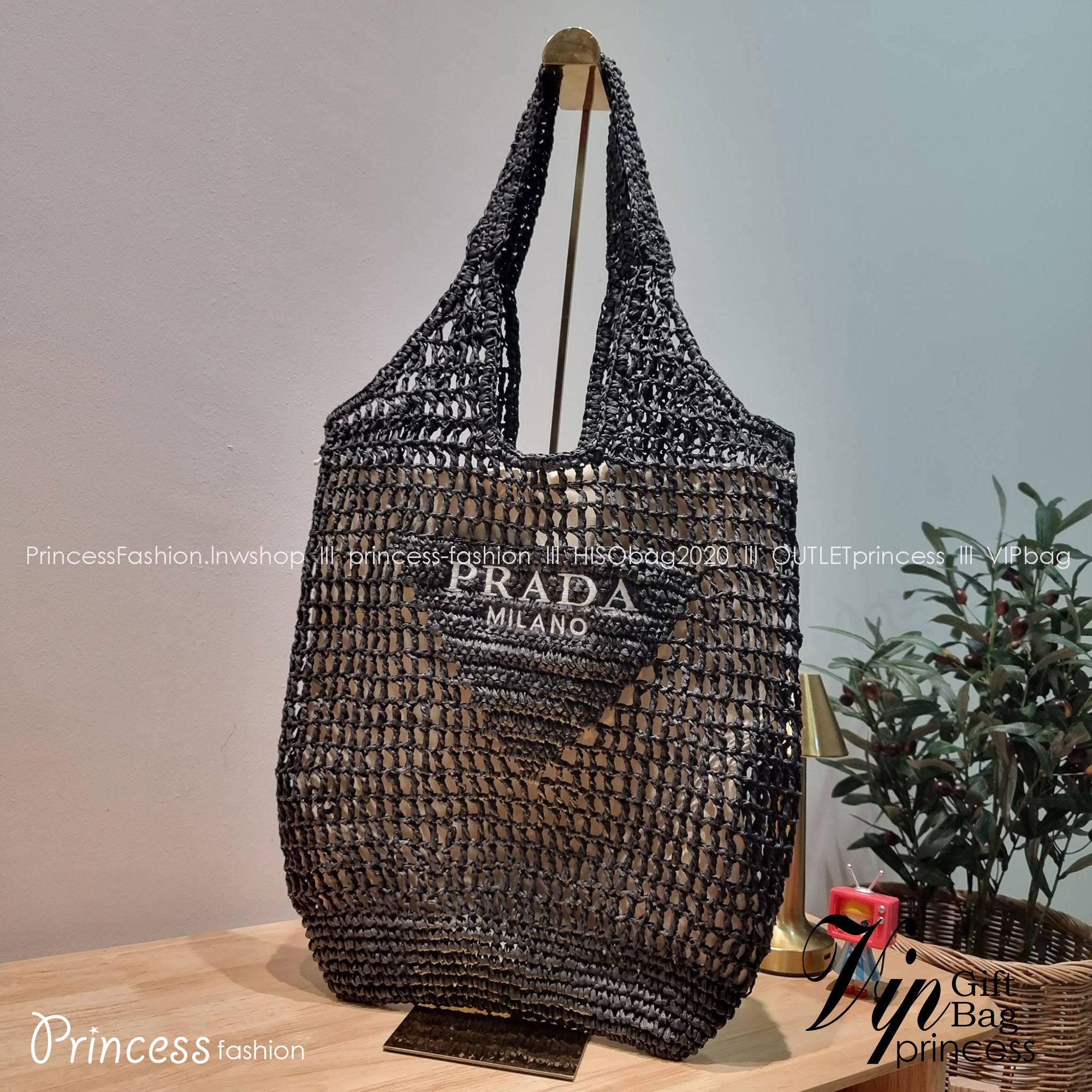 PRADA RAFFIA TOTE BAG สวยไม่ซ้ำใคร สไตล์บีช เหมาะมากกับการสะพายไปเที่ยวทะเล หรือจะใช้ในวันสบายๆก็ตอบโจทย์ กับกระเป๋าสะพายสานใบใหญ่ ตัวกระเป๋าเป็นวัสดุสังเคราห์จากธรรมชาติ