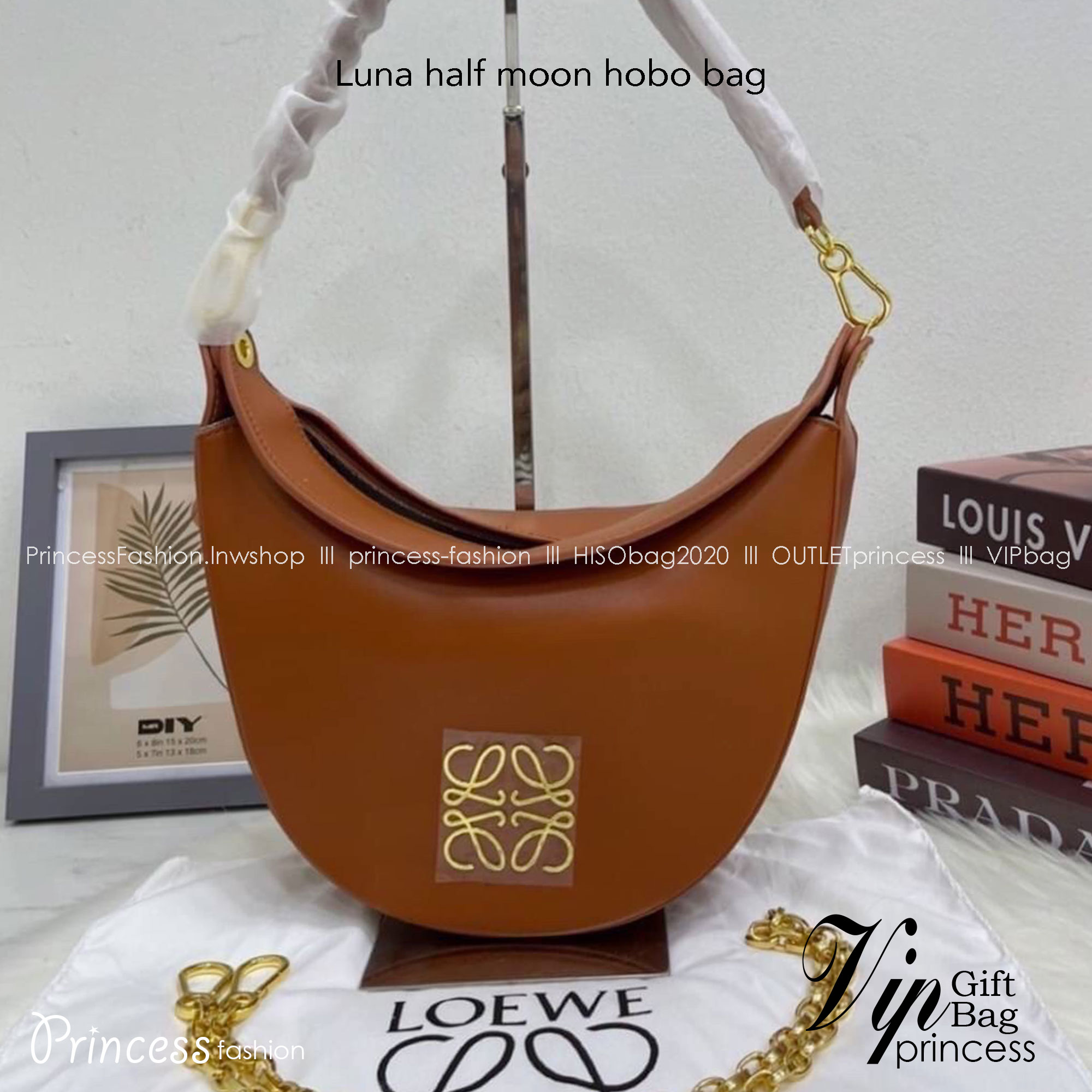 LOEWE Luna half moon hobo bag ใหม่ล่าสุดก่อนใคร สวยได้ไม่ต้องรอ กับคอลใหม่ลุคลูกคุณ รูปทรงยอดฮิต ตอบโจทย์ได้ทุกลุค ทุกไลฟ์สไตล์ ใช้งานได้ง่ายคล่องตัว