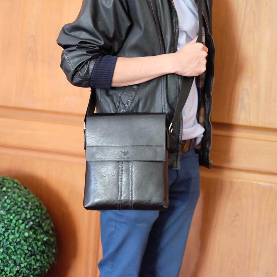 เอาใจหนุ่มๆบ้างค่า สำหรับ messenger bag หนังดี มากๆเลยน้า ลายหนังชัดสวย ใบนี้จากแบรนด์ ดัง Giorgio Armani ตัวกระเป๋าขนาดกำลังดีเลยคะ สีดำ คลาสสิค มีช่องแบ่งเก็บของหลายช่องเป็นสัดส่วนมากๆคะ น้ำหนักเบา จุของคุ้ม สายยาว ปรับได้ free size สามารถสะพาย cross bo