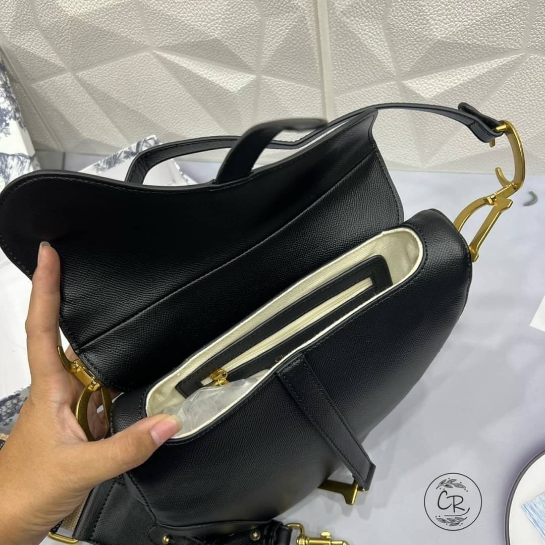 DIOR SADDLE BAG with strap กระเป๋ารุ่นยอดนิยมตามแบบฉบับแบรนด์ ใช้งานได้ 2 แบบ สะพายยาว CROSSBODY และสายสั้นถือได้เก๋ๆ ลุคนี้คูลสุดๆ เลยค่าา ภาพถ่ายจากสินค้าจริง! สวยมาก พร้อมส่งที่ไทยราคาสุดคุ้ม สาวๆ ห้ามพลาดค่ะ!