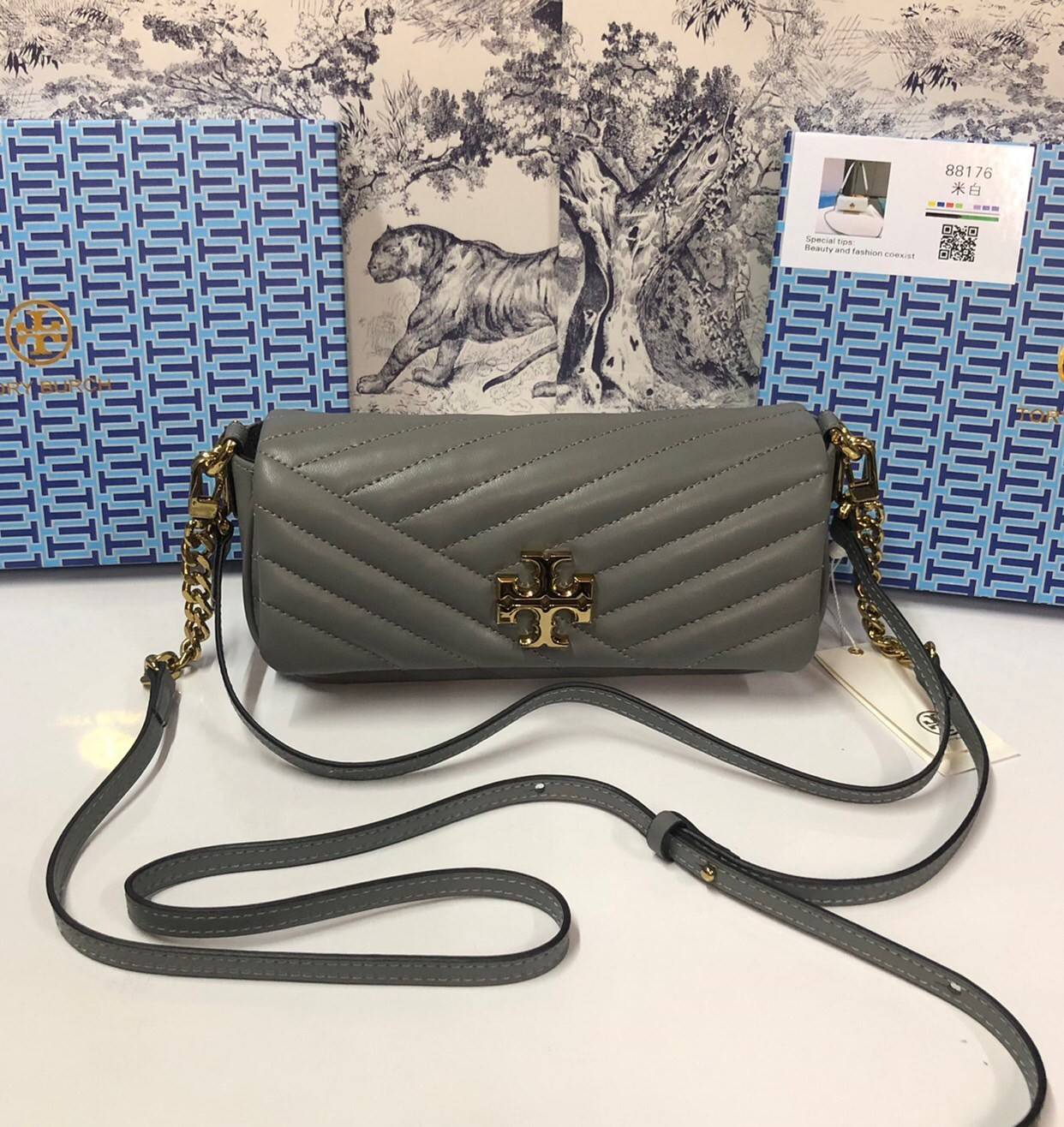 TORY BURCH KIRA CHEVRON SMALL FLAP SHOULDER BAG รุ่นใหม่ พร้อมสีใหม่ มาให้จับจองแบบไม่ต้องรอพรีฯ กระเป๋าสะพาย ขนาดกะทัดรัด ไซส์สะพายคล่องตัว หรือจะคล้องไหล่ หรูๆ ลูกคุณหนูไปอีก สีผู้ดีมากๆ ดีไซน์รูปทรงคลาสสิคเฉพาะตัว วัสดุหนังแกะ สัมผัสนิ่ม เปิด-ปิดด้วยกร