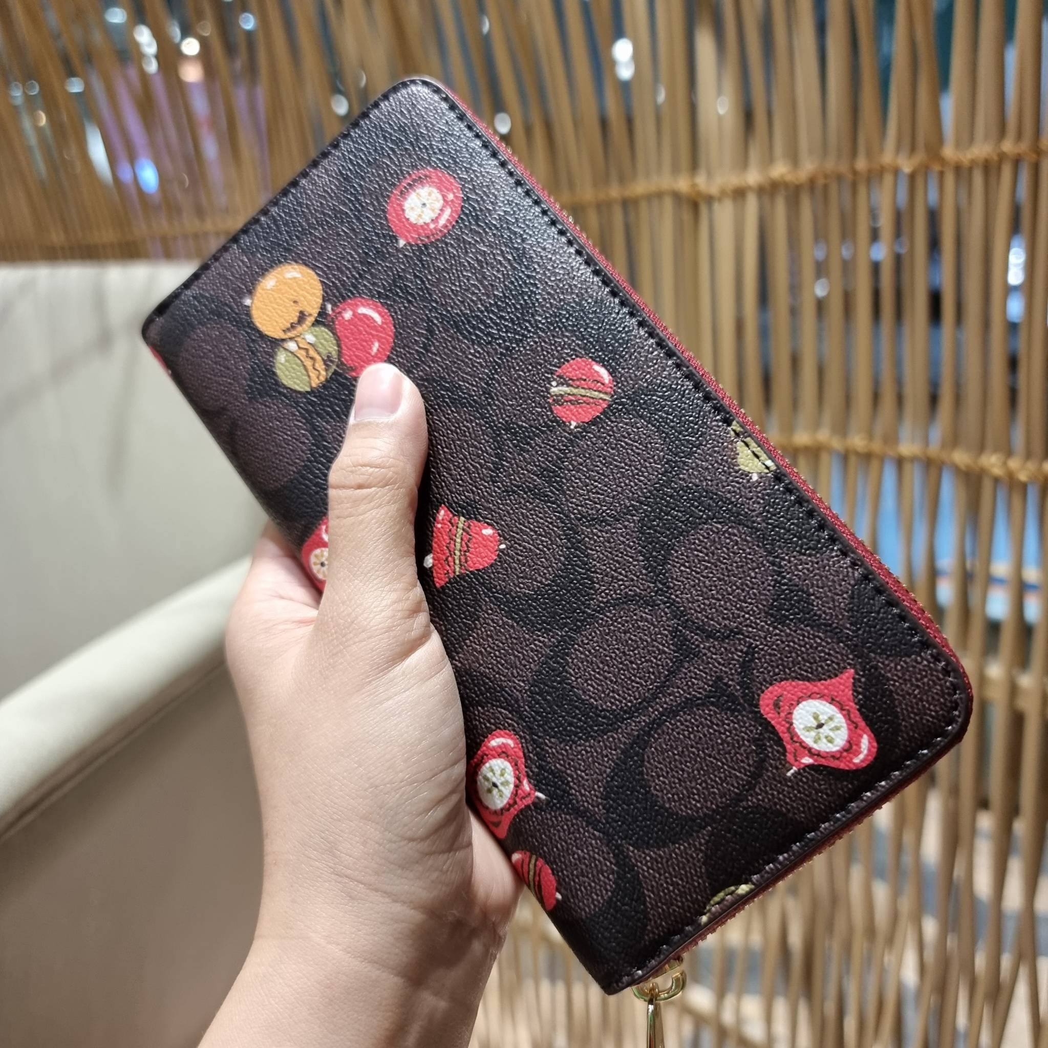COACH C7410 LONG ZIP AROUND WALLET WITH ORNAMENT PRINT ความสวยต้องส่งต่อ!! คอลเลคชั่นใหม่ 2IN1 คุ้มค่าแบบที่สุด กระเป๋าสตางค์กึ่งคล้องมือ ดีไซน์ลวดลายสดใส น่ารักน่าใช้ คลาสสิคใช้ง่าย ไม่มีเบื่อ วัสดุหนังแคนวาสเคลือบลาย มาพร้อมสายคล้องมือ ถอดออกได้ ภายในใส