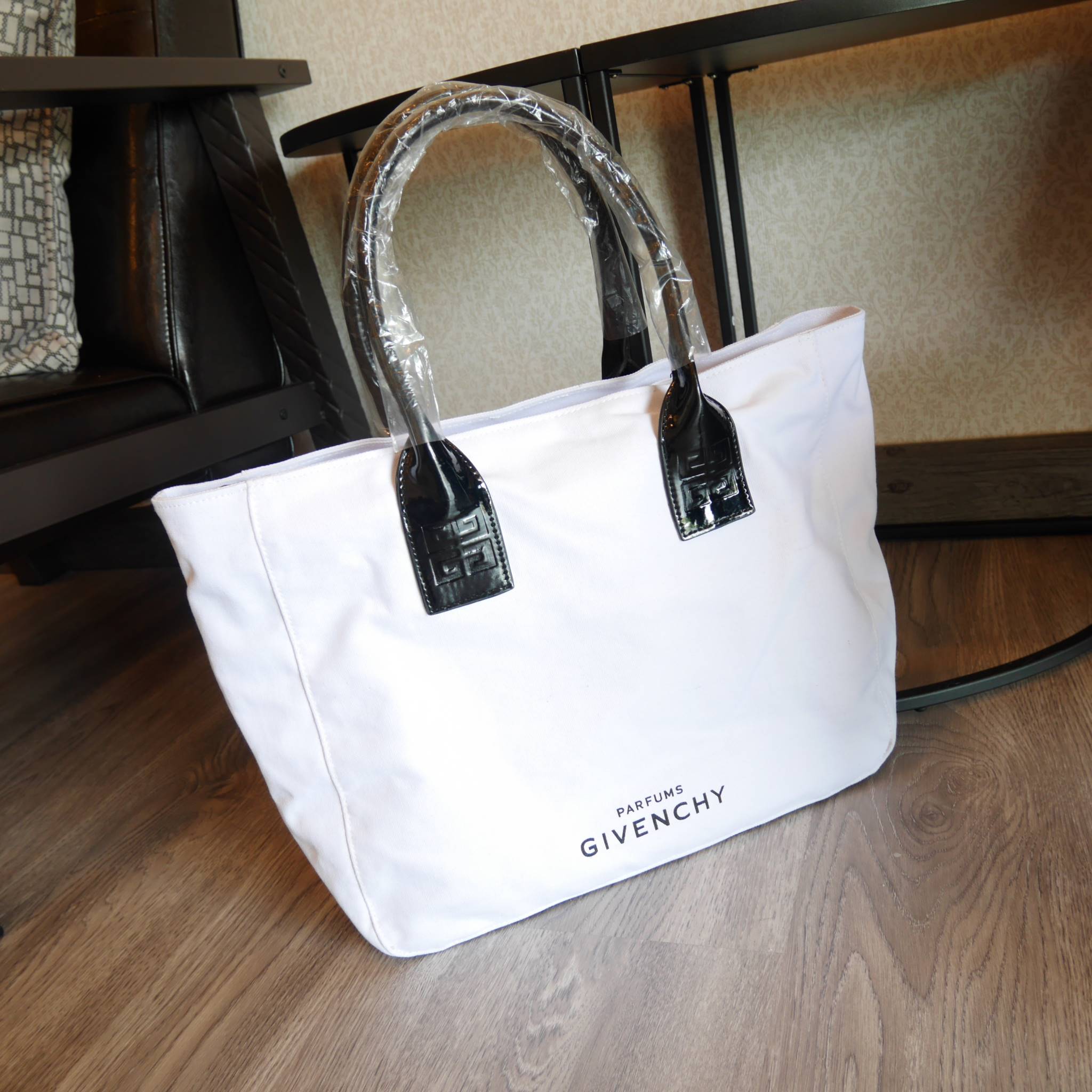 Givenchy canvas tote Perfume bag แท้ 100% จากเคสเตอร์น้ำหอม GIVENCHY ตัวกระเป๋าทำด้วยผ้า ด้านในบุผ้าลื่น สกรีนโลโก้เต็มใบ หูหนังแก้วจับสบายมือ จุของได้เยอะ ใส่ Mac book / A4 ได้สบายคะ จะะพายไปเรียนหรือแมชต์กับกางเกงขาสั้นชิลๆ ใบนี้แนะนำคะ!