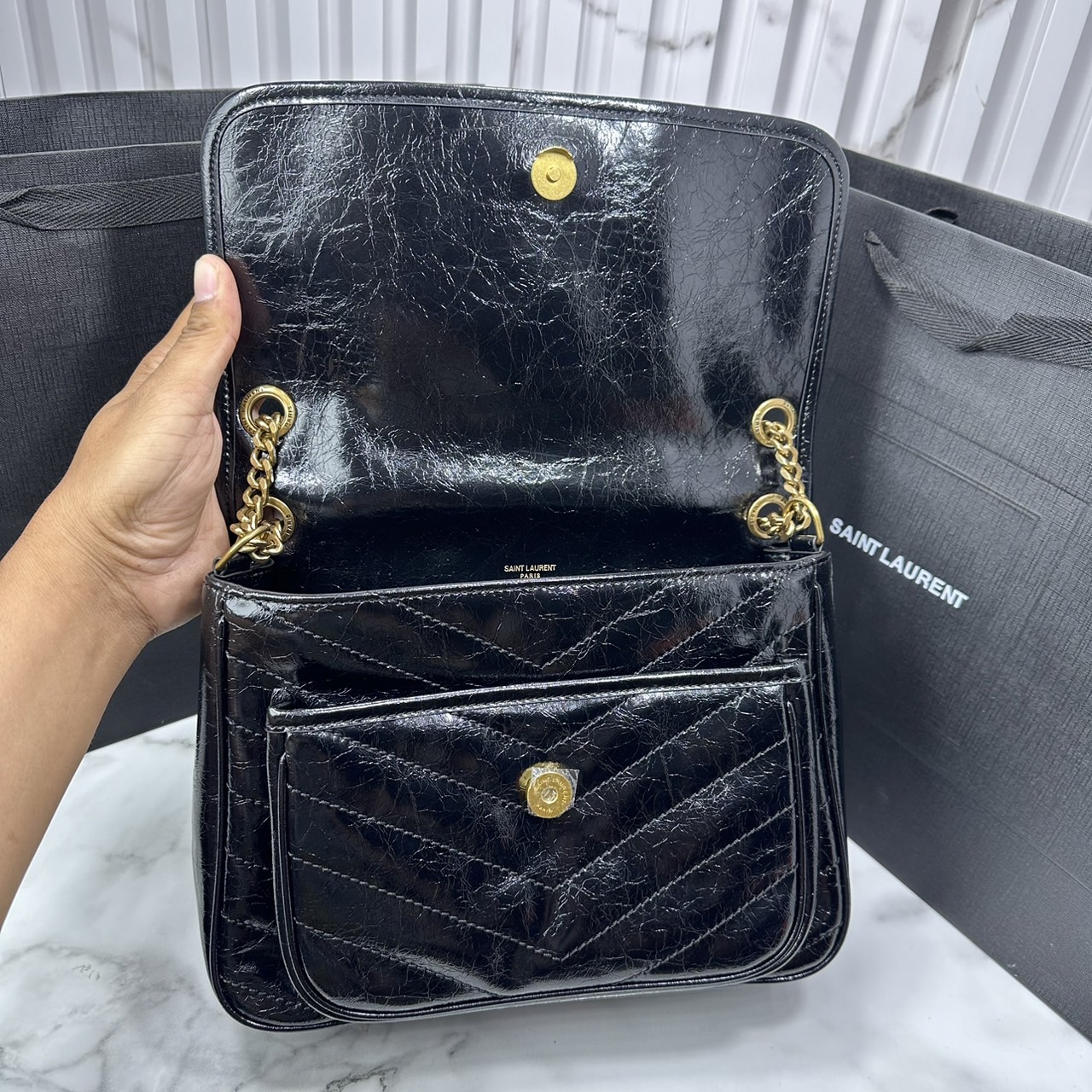medium YSL Niki shoulder bag 11" กระเป๋าสะพายทรงคลาสสิค รุ่นยอดนิยมของแบรนด์ที่ใครๆก็ต้องมีใช้ ดีไซน์เรียบหรู