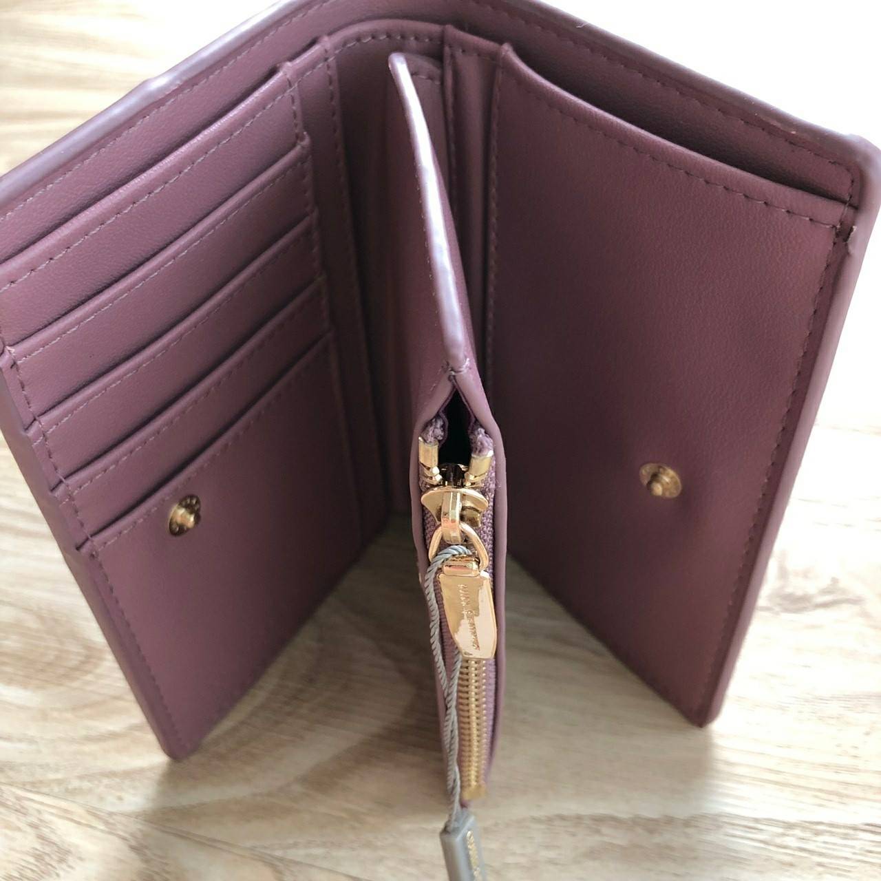 Charles & Keith Classic Snap-Button Wallet กระเป๋าสตางค์ใบสั้นพับ 2 ตอน ด้านหน้ามีโลโก้แบรนด์ เปิด - ปิดด้วยกระดุม ภายในมีช่องใส่ธนบัตร ช่องใส่บัตร และช่องซิปใส่เหรียญ