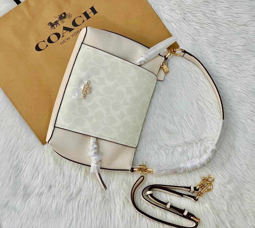 COACH SMALL MARLON SHOULDER BAG ((1600//1597)) 🌈พร้อมส่งที่ไทยอีกครั้ง ตามคำเรียกร้อง ห้ามพลาด! กระเป๋าหิ้ว//คล้องไหล่//สะพายข้างได้ หนังแท้ ทรงสวยมากค่ะ ด้านหน้ามีช่องซิปซ่อนแบบหนังห้อยให้2ช่อง ใส่ของจุกจิกค่ะ เปิดปิดกระเป๋าแบบซิป ภายในกว้างใส่ขอ