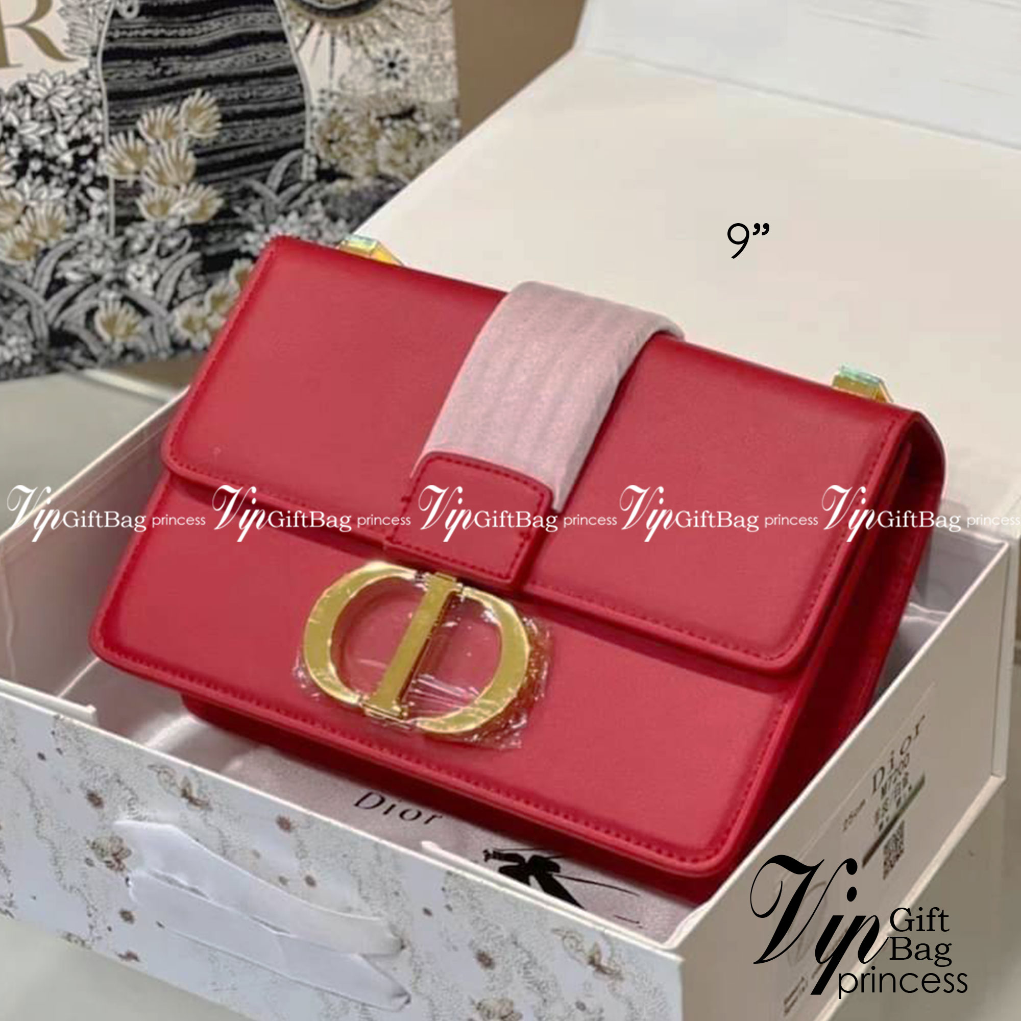 Dior 30 Montaigne Bag 9" รุ่นหนังเรียบ กระเป๋าสะพายดิออร์ เอกลักษณ์ของความหรู น้ำหนักเบา ไอเท็มหายาก!! Best seller!! ยกให้น้องเลย!! ดีไซน์เรียบหรูในความเป็นเอกลักษณ์ ใช้งานง่าย สะดวก ได้ทุกโอกาส แนะนำเป็น everyday bag ติดตัวไว้เลยจ้าสาวๆ พร้อมส่งที่ไ