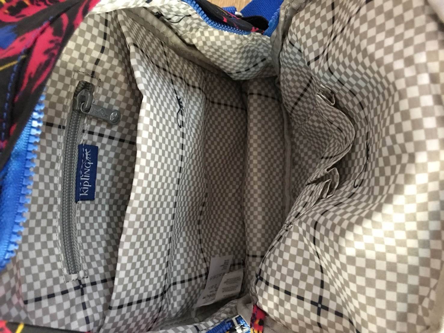 Kipling Mini Backpack K12688 กระเป๋าขนาดมินิ ใช้งานได้ถึง 3 แบบ ปรับเป็นเป้สะพายหลัง สะพายข้าง และมีหูหิ้ว ลวดลายสวยน่ารัก มีช่องเก็บหลายช่องแยกเก็บของจุกจิก ด้านข้างมีช่องโล่งไว้ใส่ขวดน้ำหรือของที่ต้องหยิบใช้บ่อยครั้ง สะพายได้กับสาวทุกลุคเลยค่ะ ไม่ควรพลา