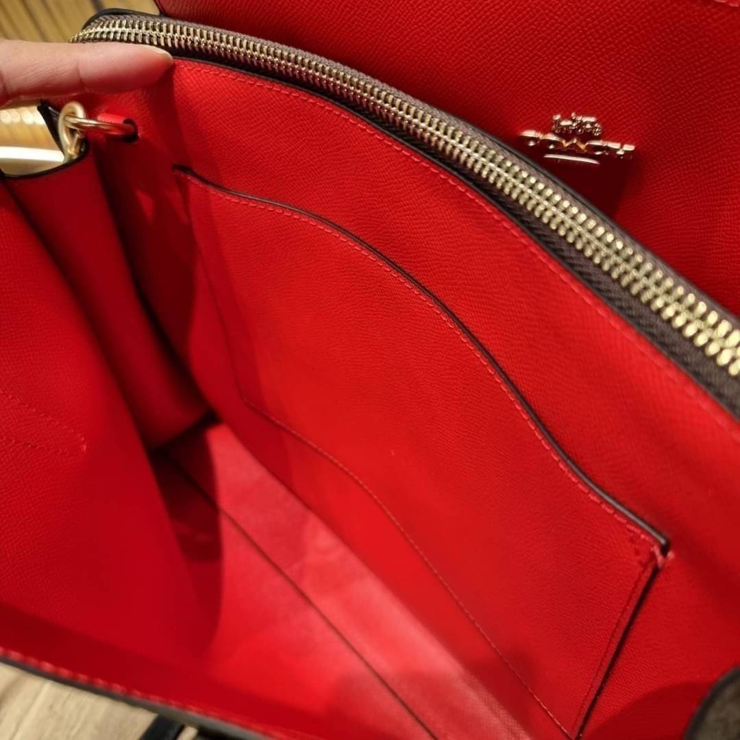 COACH C4075 TATUM CARRYALL IN SIGNATURE CANVAS คอลเลคชั่นใหม่ล่าสุด จัดมาให้ได้สวยก่อนใคร สวยหรูทุกสี!! ลุคผู้ดีต้องมาอีกหนึ่ง กระเป๋าสะพายทรงสวย ที่มาพร้อมสายสะพายไหล่ในตัว และสายครอสบอดี้สำหรับสะพายข้าง วัสดุหนัง crossgrain สวยคมมากๆ ตัวกระเป๋าถูกแบ่งเป