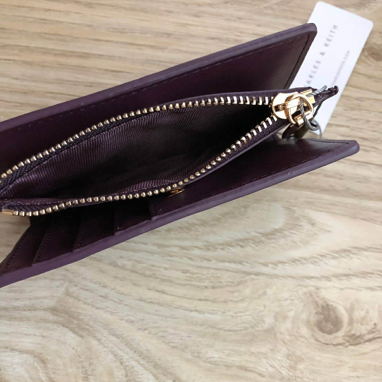 Charles & Keith Classic Snap-Button Wallet กระเป๋าสตางค์ใบสั้นพับ 2 ตอน ด้านหน้ามีโลโก้แบรนด์ เปิด - ปิดด้วยกระดุม ภายในมีช่องใส่ธนบัตร ช่องใส่บัตร และช่องซิปใส่เหรียญ