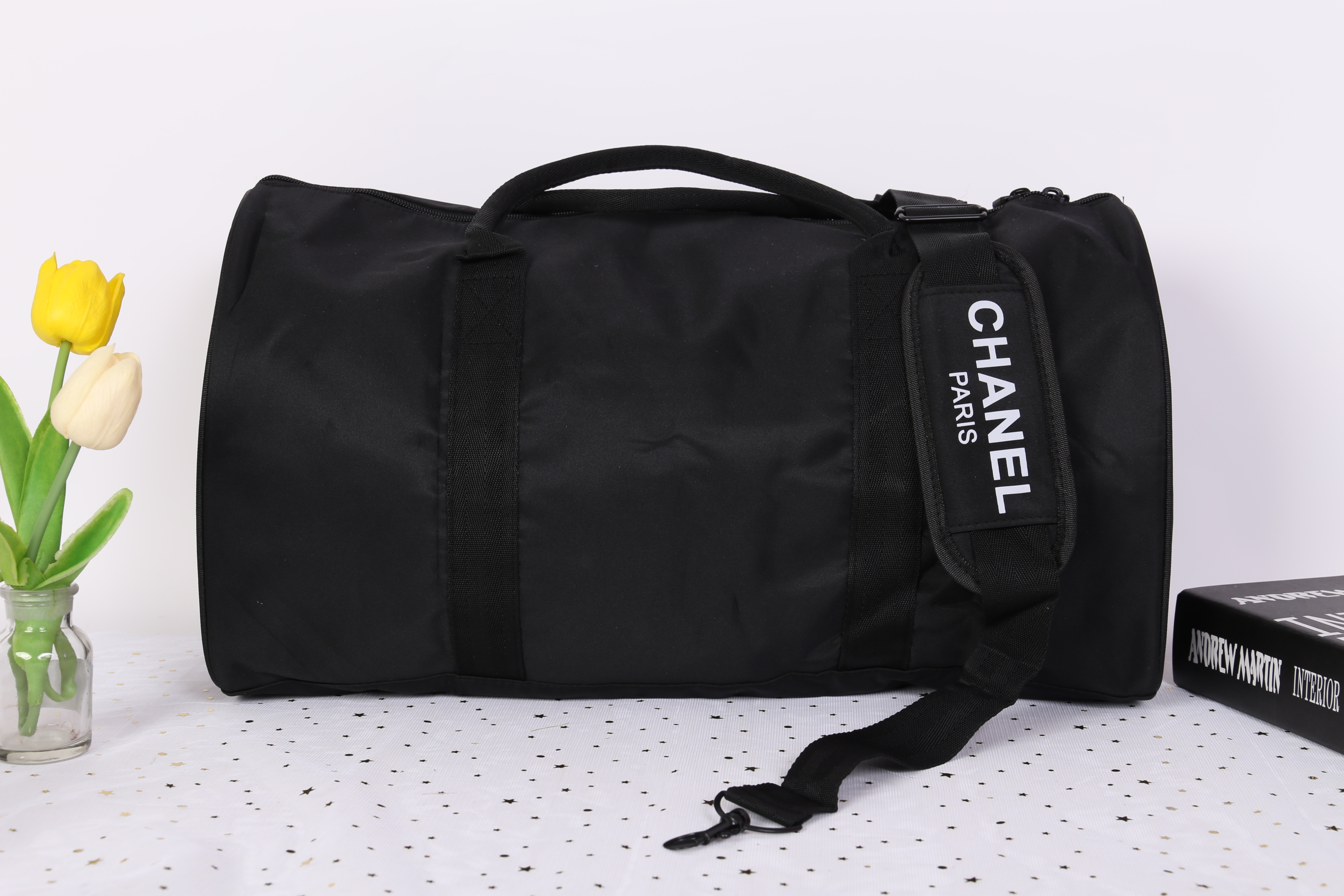 Best Seller ♡♡💃💃 กับทรง travel & fitness bag กับ Chanel VIP Gift Bag Travel Bag Gym Duffel Weekend จากงานพรีเมี่ยมกิ้ฟแบรนด์หรูอย่าง Chanel ของแท้100% ตัวกระเป๋าเป็นผ้า Oxford หนาอย่างดี **ปักโลโก้แบรนด์ดำสุดคลาสสิค เปิดปิดด้