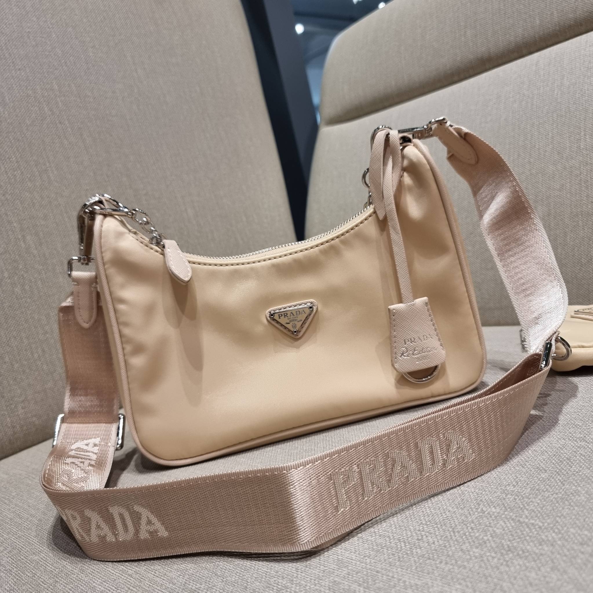 VIP 🥂 PRADA RE-EDITION 2005 RE-NYLON SHOULDER BAG ไอเท็มสุดปัง ที่ฮิตตลอดกาลไม่ว่าจะปีไหนๆ จัดให้ครบทั้งสีขายดีและสีใหม่ล่าสุด ที่สายคุณหนูห้ามพลาด!! กับกระเป๋าสะพายทรงคลาสสิค เหมาะเป็น everyday bag มากๆ วัสดุผ้าไนล่อนคุณภาพ พร้อมใบลูก ไว้ใส่เหรีย