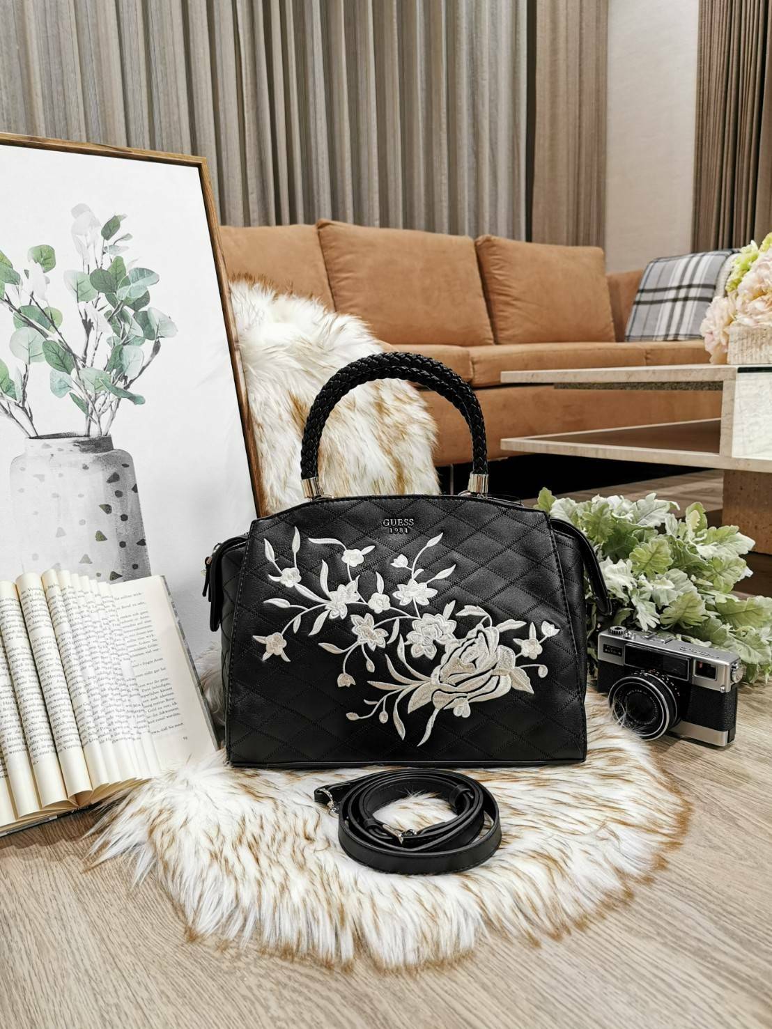 GUESS WOMAN CROSS BODY BAG กระเป๋าถือ/สะพายรุ่นใหม่ล่าสุดจาก GUESS FACTORY หนังสวยอยู่ทรงขนาดกำลังดี น้ำหนักเบา ด้านหน้าประดับโลโก้แบรนด์เปิดปิดด้วยซิปสะดวกใช้ ด้านข้างมีกระดุมปรับขยาย ภายในมีโลโก้ ช่องซิปและช่องใส่ของ ซับในพิมพ์แบรนด์ ใส่กระเป๋าสตางค์ มื