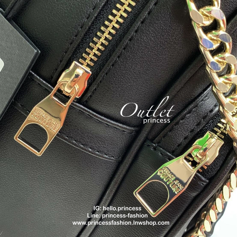 VERSACE JEANS COUTURE CHAIN-EMBOSSED BACKPACK 2019 กระเป๋าสะพายหลัง//สะพายไหล่ได้ด้วยคะ วัสดุหนังเรียบ หนังดีนิ่มมือมากๆค่ะ ด้านหน้ามีโลโก้แบรนด์ พร้อมช่องซิปขนาดกลางใส่ของค่ะ เปิดปิดช่องหลักแบบซิป ภายในโล่ง มีช่องซิปและช่องเล็กให้ใส่ของจุกจิกคะ สายสะพายด