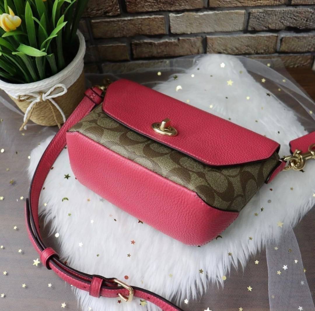 คอลเลคชั่นใหม่ ทั้งสวยทั้งคุณภาพค่ะ😘 COACH KARLEE CROSSBODY BAG 💐พร้อมส่ง ได้ไปไม่ผิดหวังแน่นอนค่ะ! สวยๆแบบคนดังระดับโลกกันค่าา กระเป๋าสะพายแบบครอสบอดี้ร์ หนังแท้นิ่มสวยงามมากๆค่ะ รูปทรงน่ารักกระทัดรัด เปิดปิดกระเป๋าแบบหมุนล็อค ภายในสามารถ